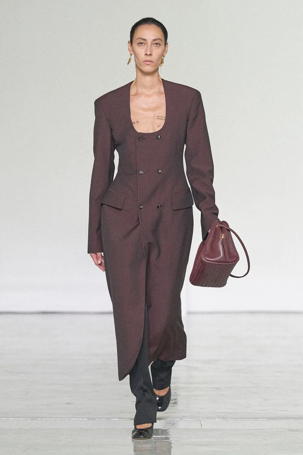 bottega-veneta-spring-2027-ready-to-wear-look-30.jpg