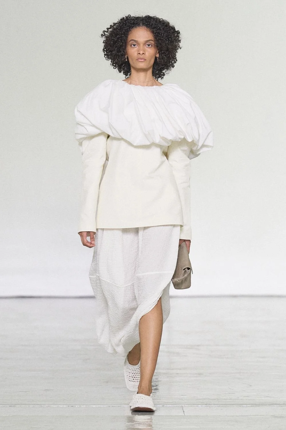 bottega-veneta-spring-2027-ready-to-wear-look-54.jpg