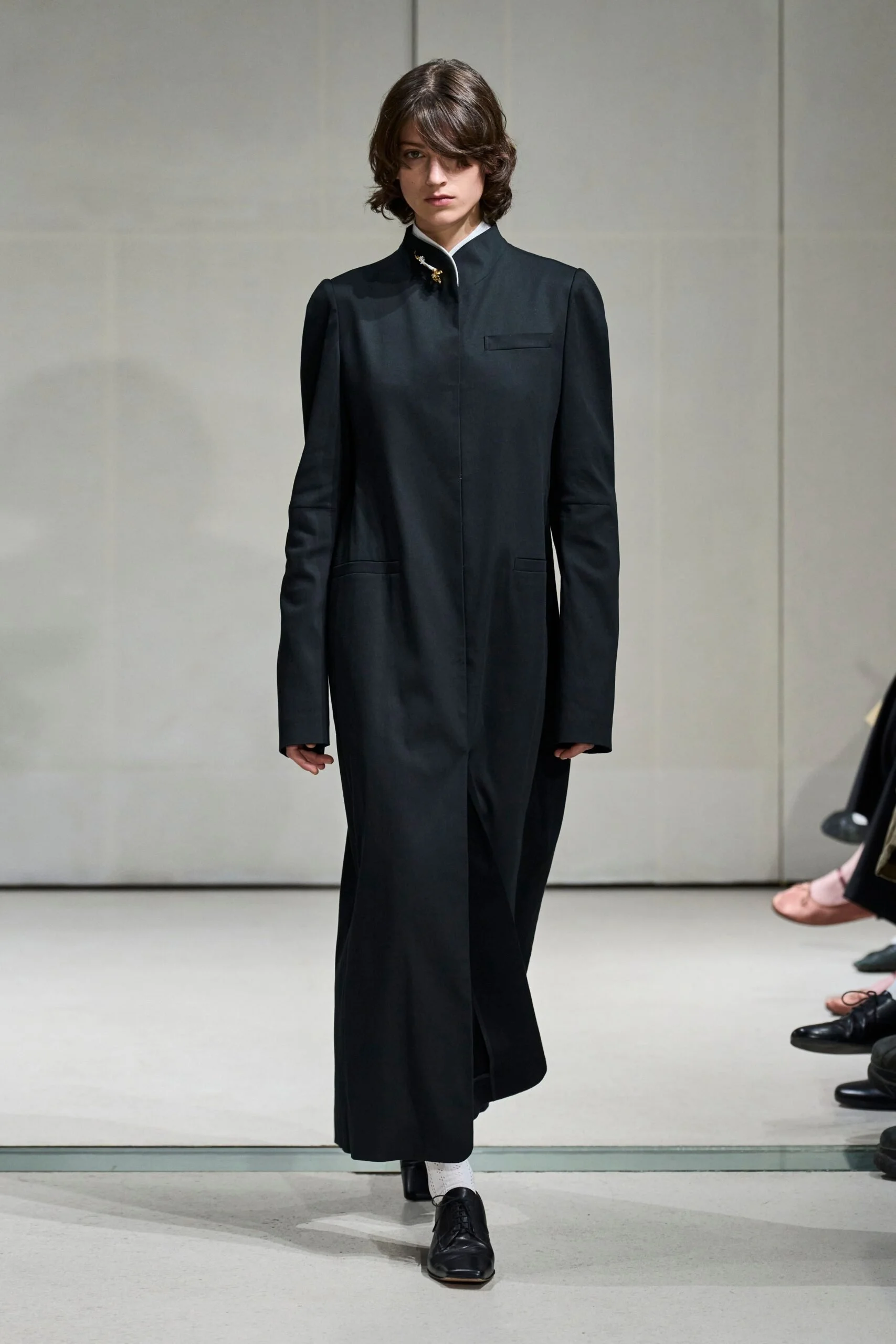 mame-kurogouchi-spring-2027-ready-to-wear-look-01-scaled.jpg
