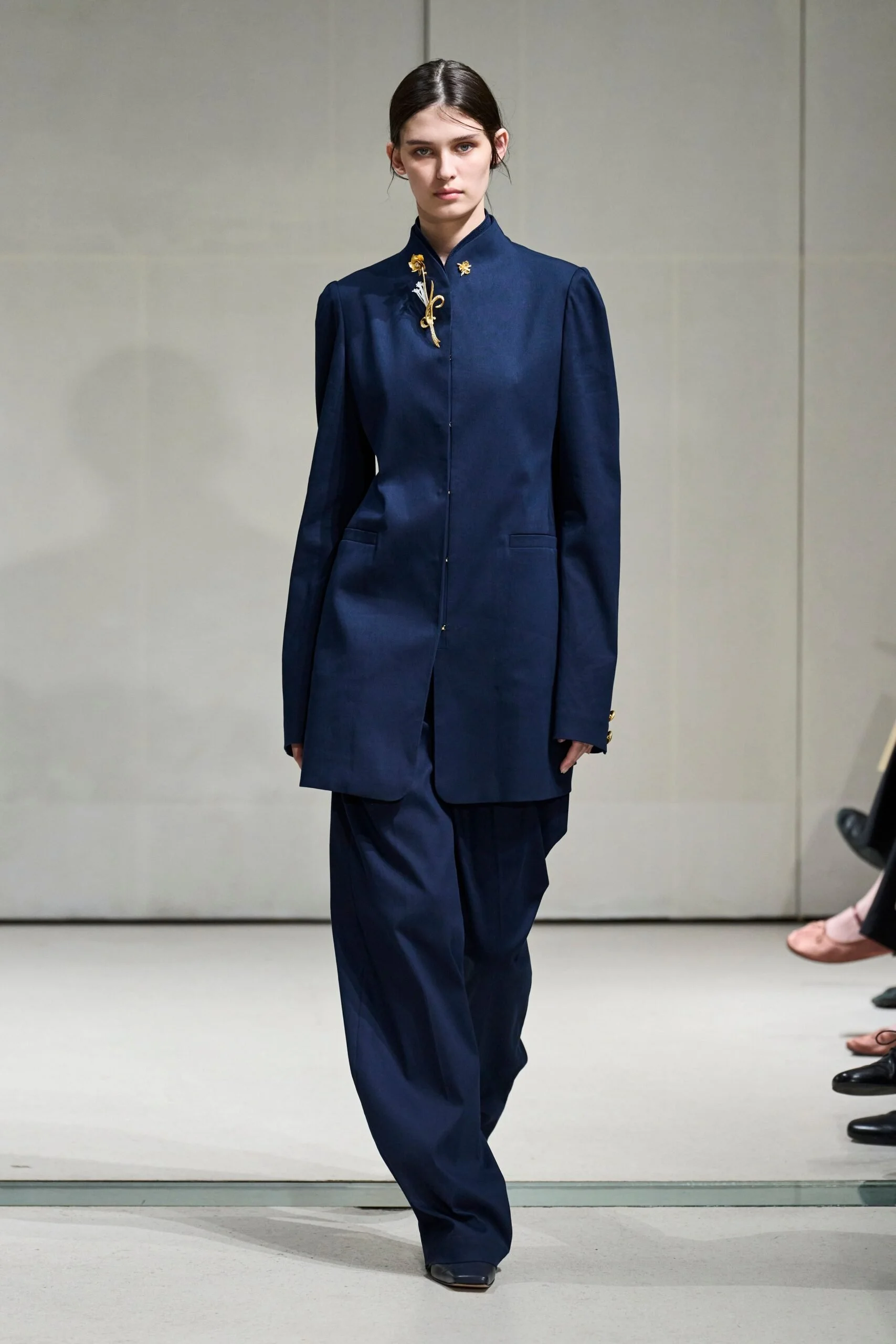 mame-kurogouchi-spring-2027-ready-to-wear-look-02-scaled.jpg