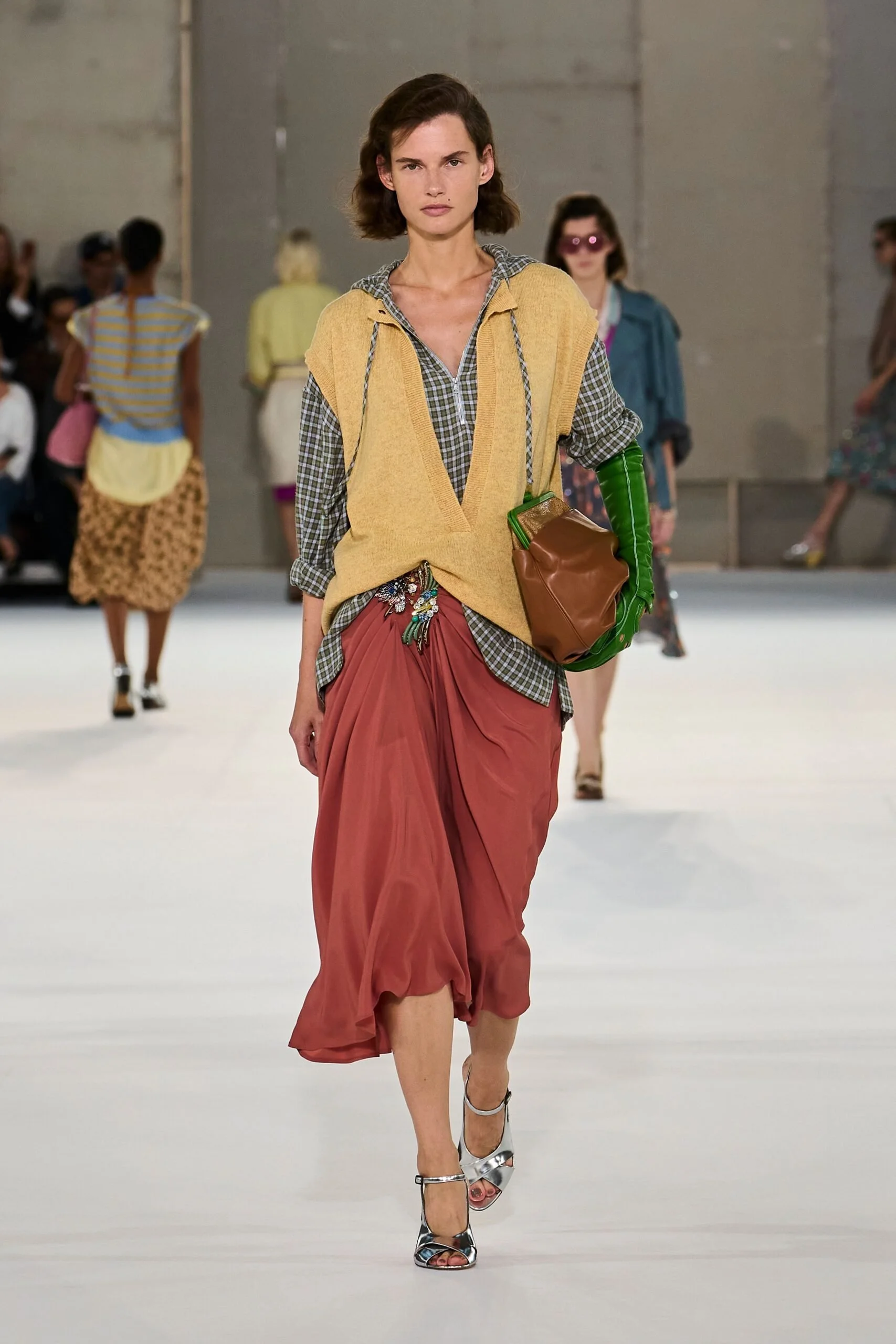 dries-van-noten-spring-2027-ready-to-wear-look-18-scaled.jpg