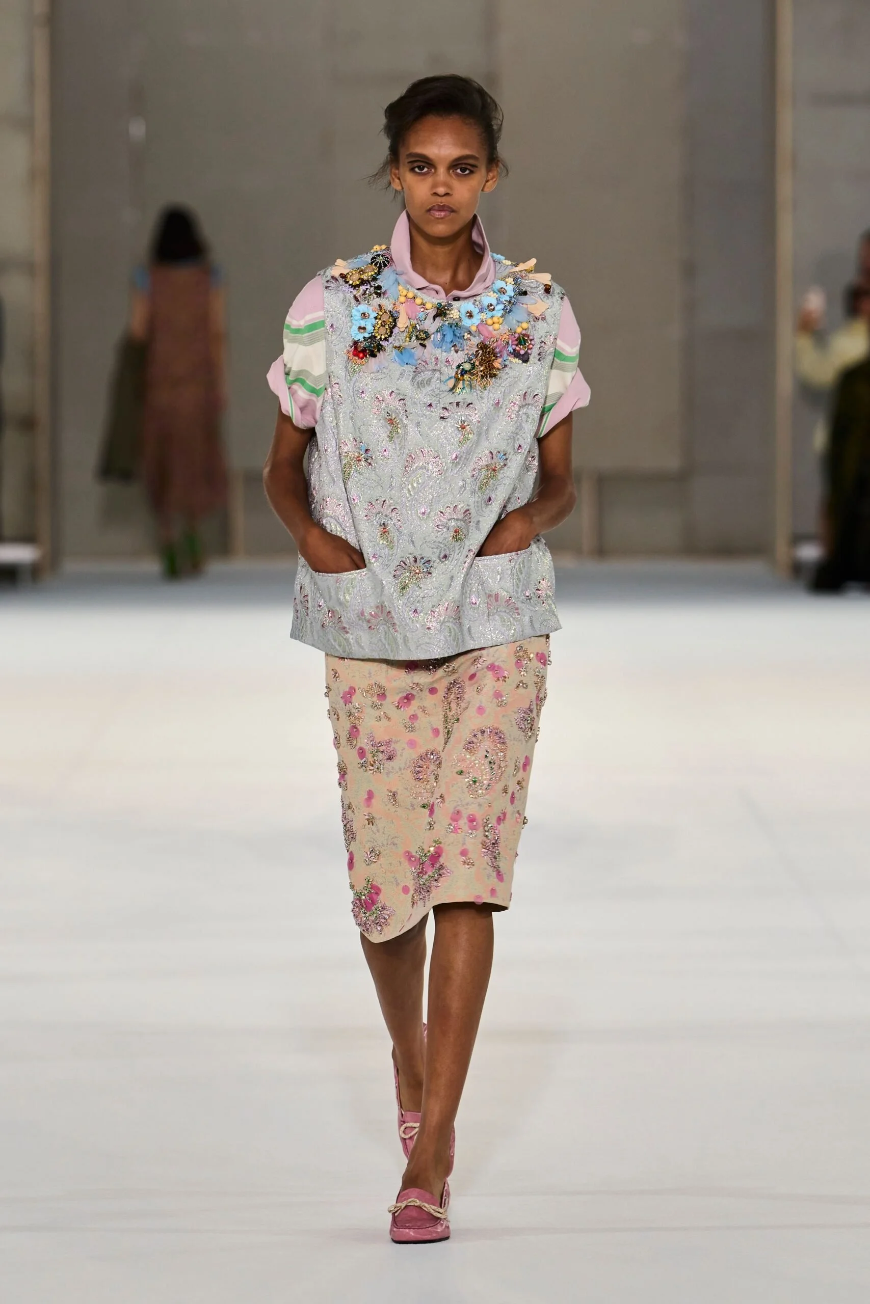 dries-van-noten-spring-2027-ready-to-wear-look-28-scaled.jpg