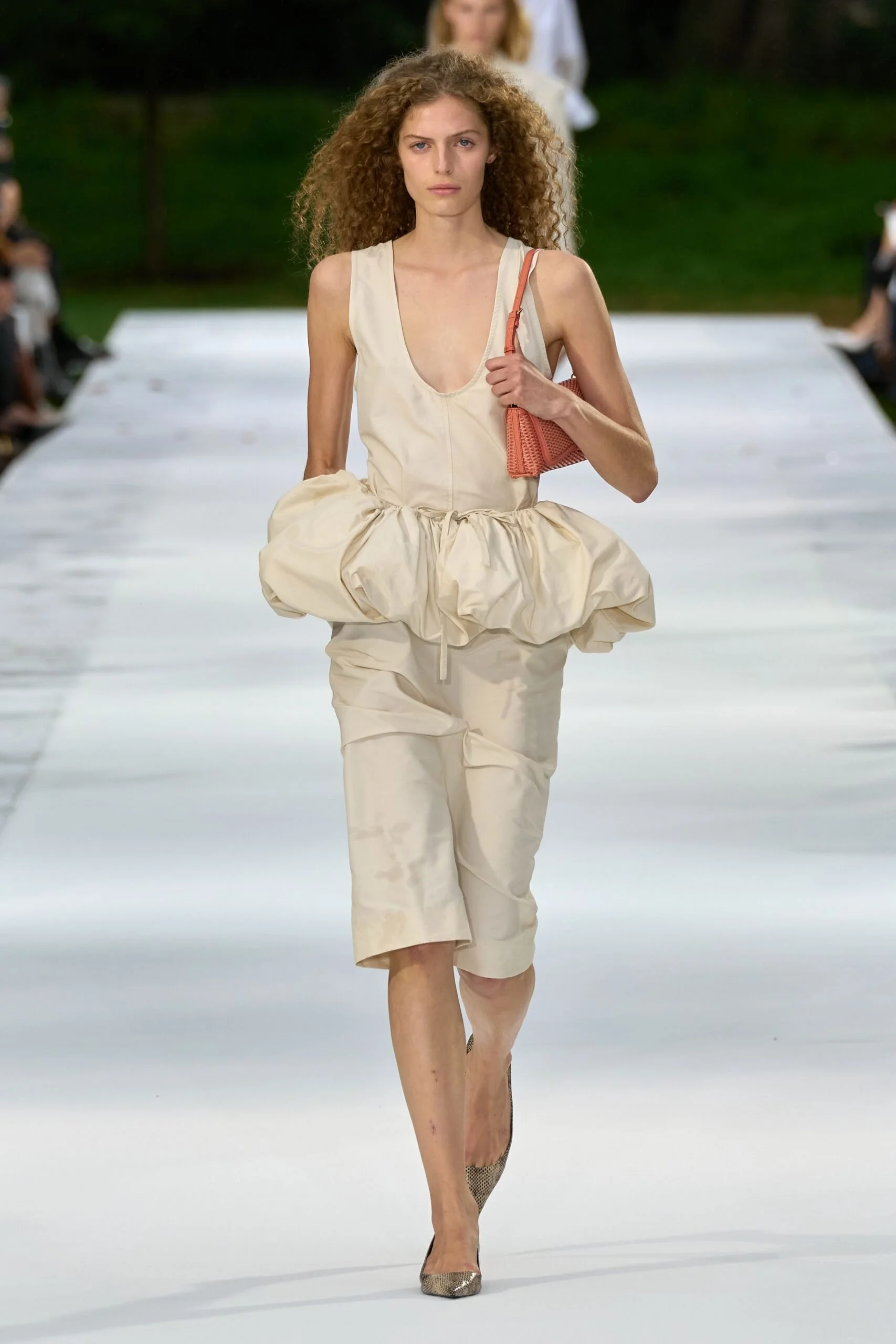 stella-mccartney-spring-2027-ready-to-wear-look-01-scaled.jpg