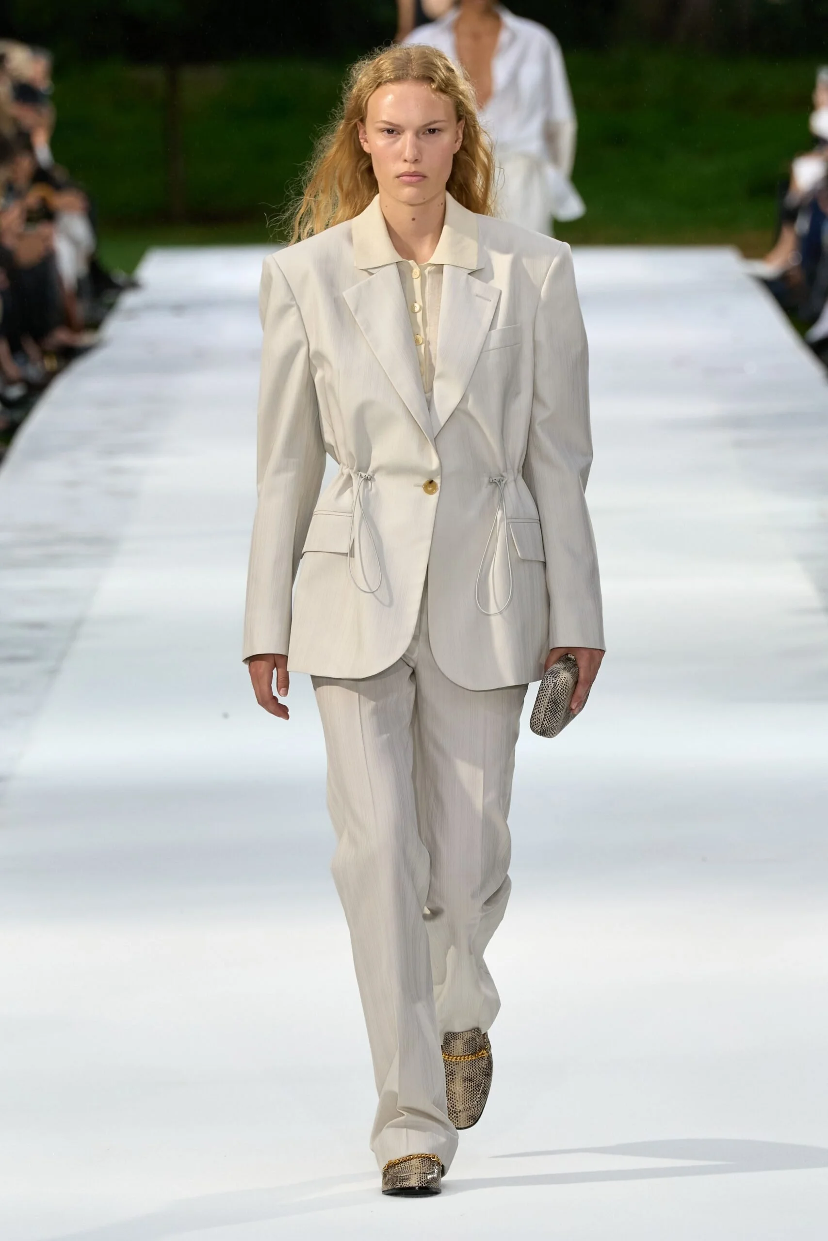 stella-mccartney-spring-2027-ready-to-wear-look-02-scaled.jpg