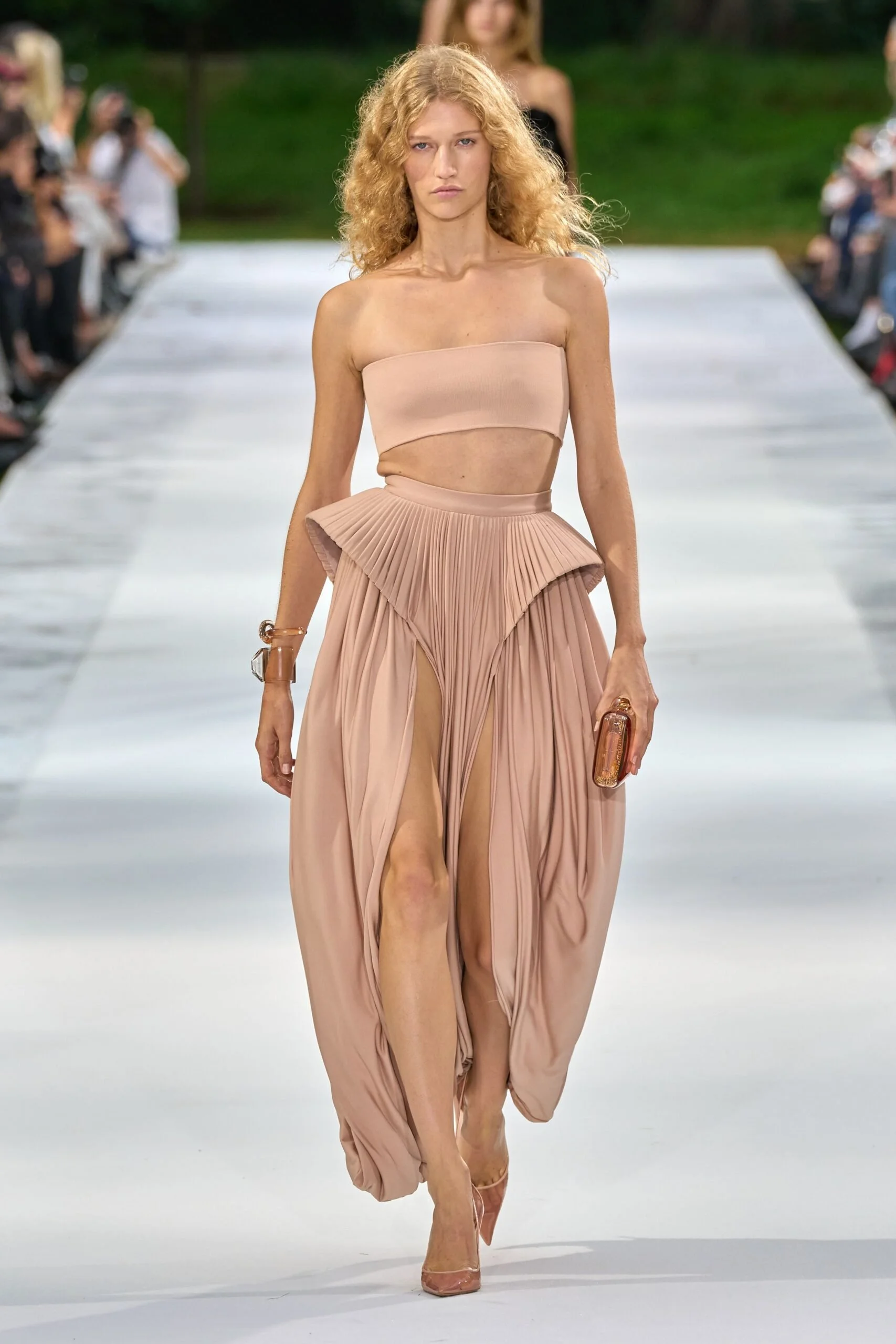 stella-mccartney-spring-2027-ready-to-wear-look-44-scaled.jpg