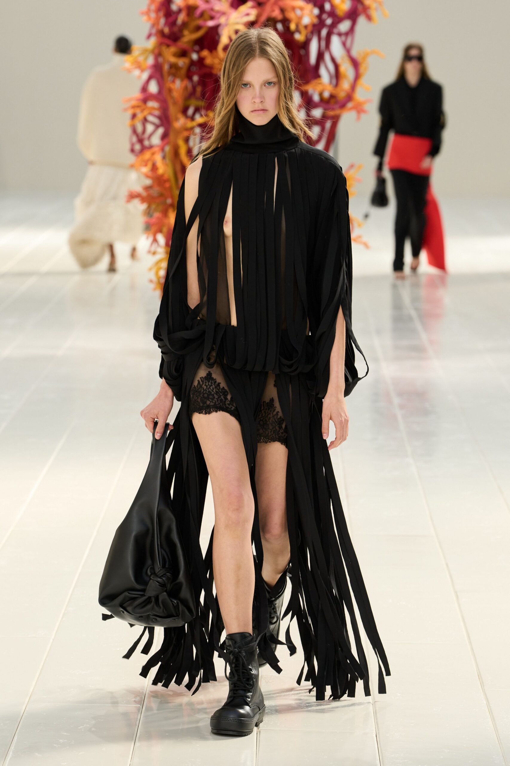 balenciaga-spring-2027-ready-to-wear-look-16-scaled.jpg