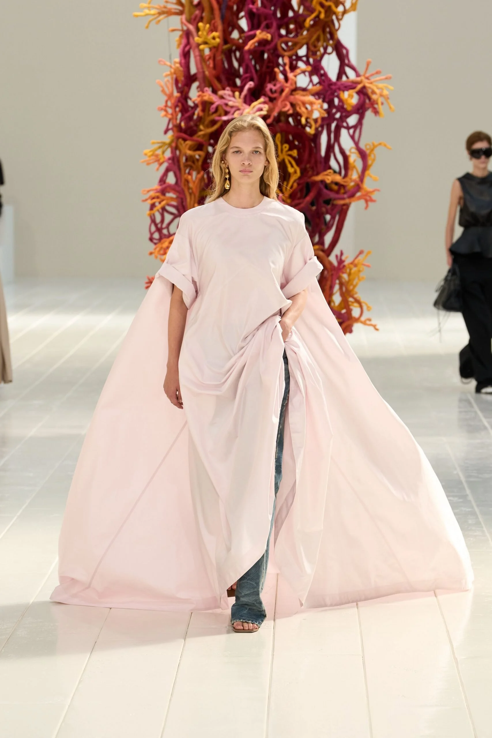 balenciaga-spring-2027-ready-to-wear-look-58-scaled.jpg