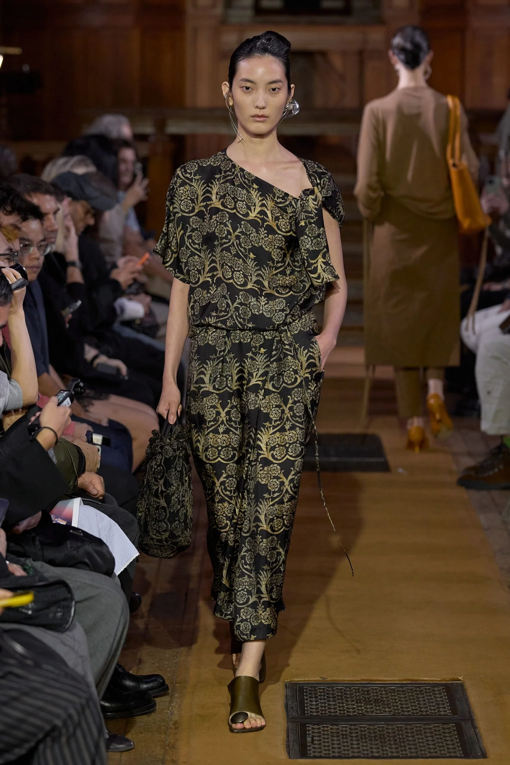 uma-wang-spring-2027-ready-to-wear-look-31-scaled.jpg
