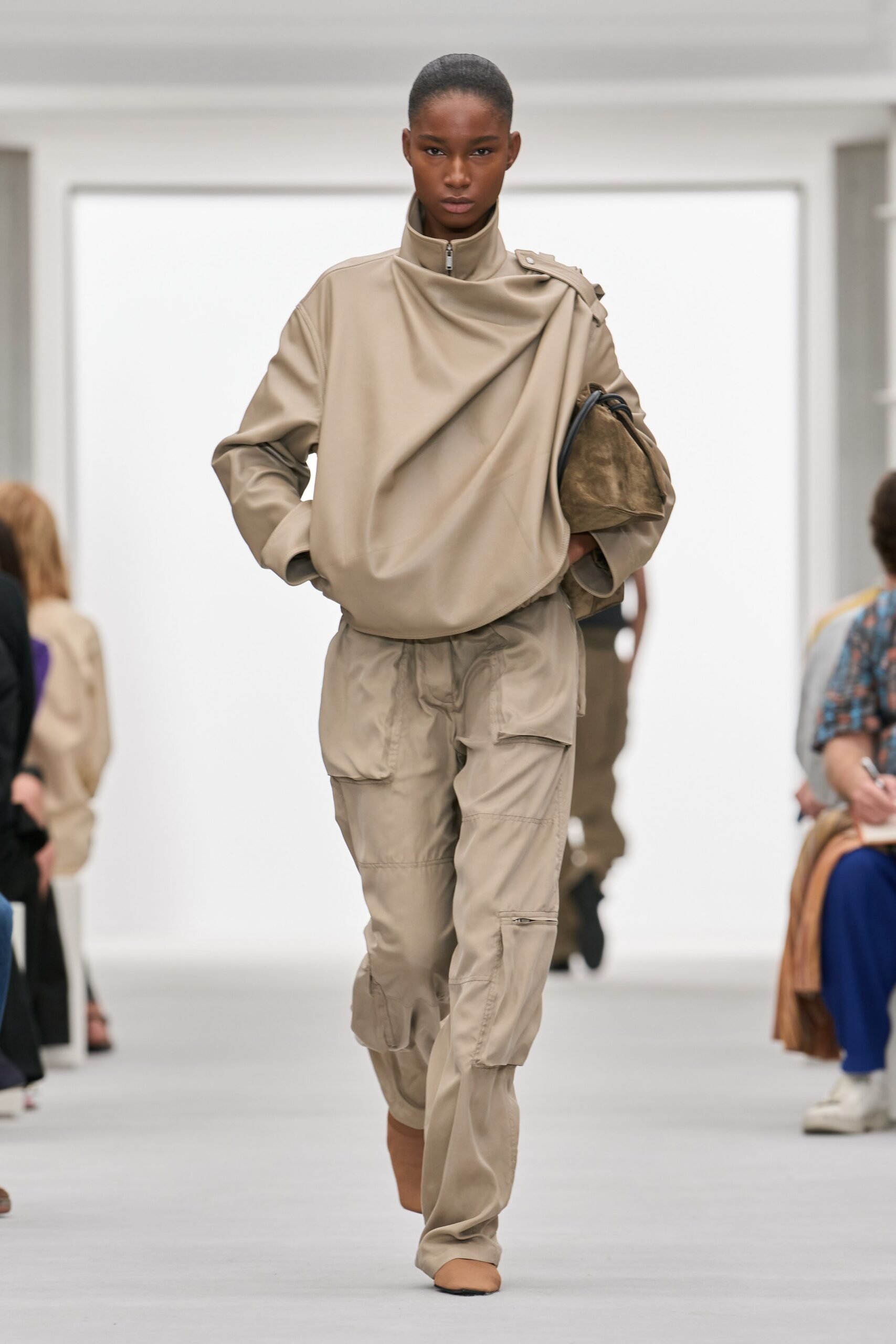 loewe-spring-2027-ready-to-wear-look-23-scaled.jpg