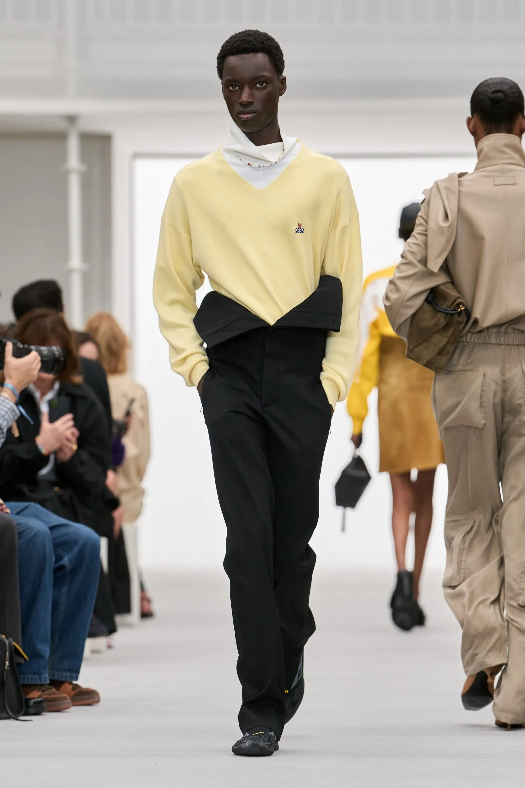 loewe-spring-2027-ready-to-wear-look-33-scaled.jpg