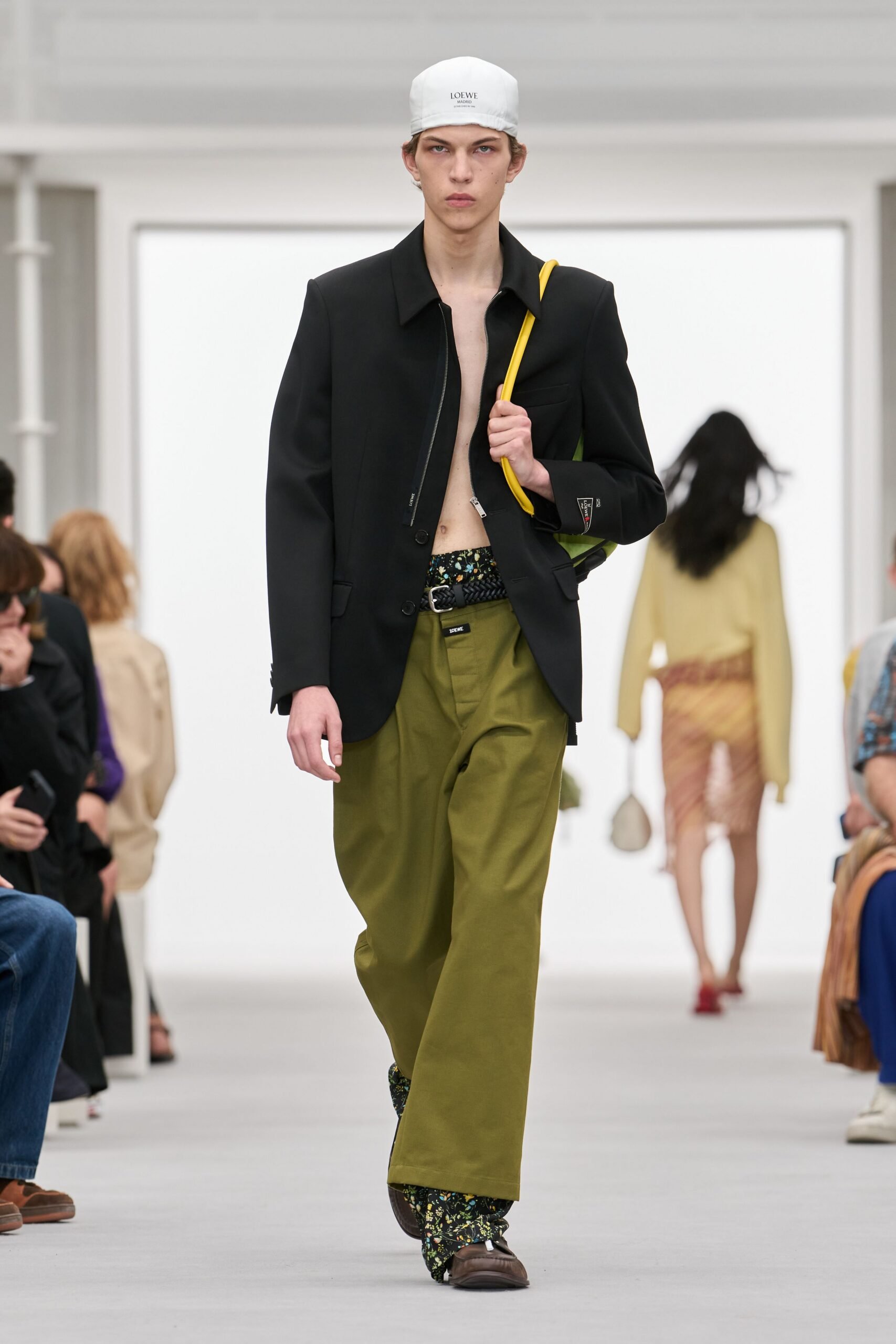 loewe-spring-2027-ready-to-wear-look-39-scaled.jpg