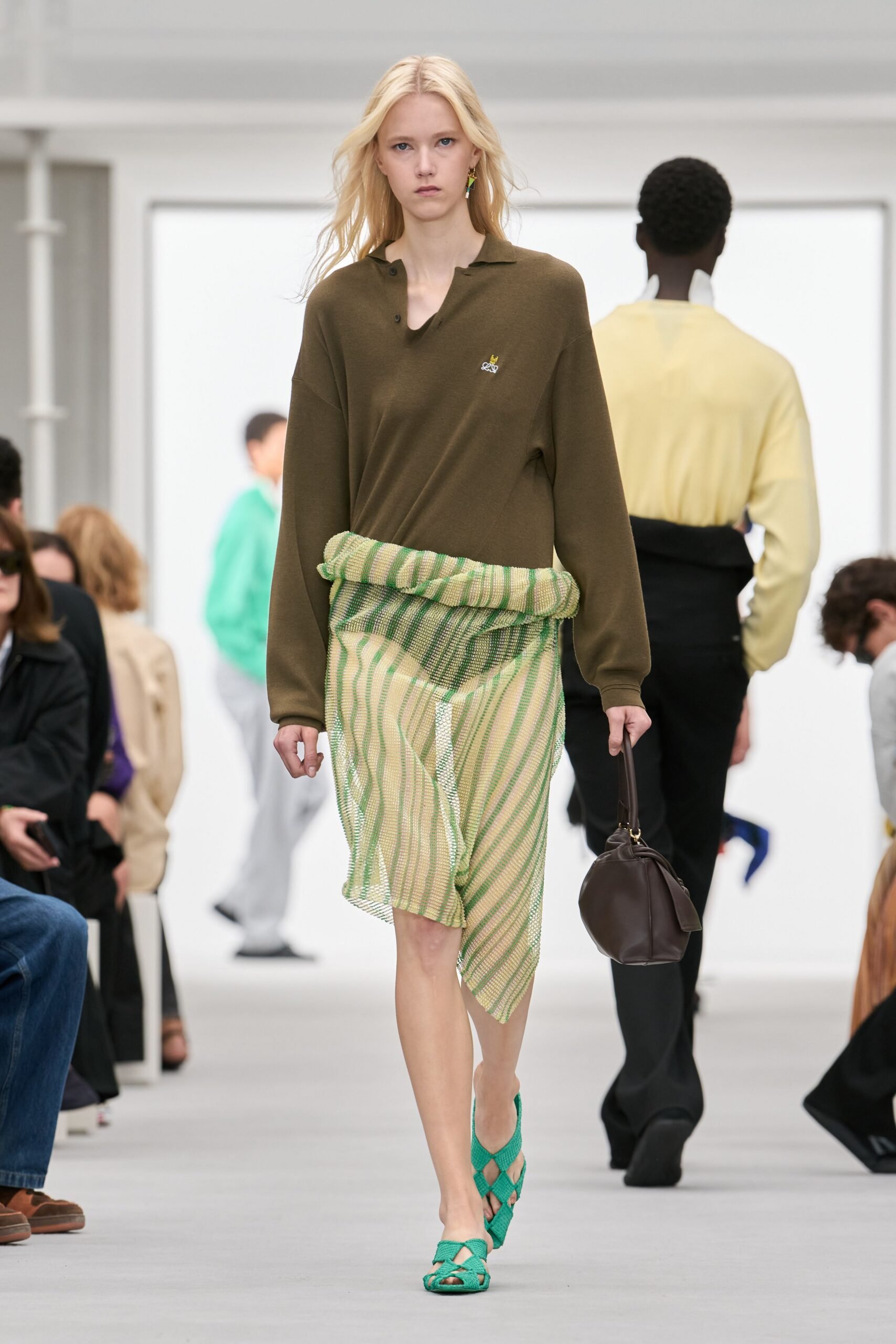 loewe-spring-2027-ready-to-wear-look-42-scaled.jpg