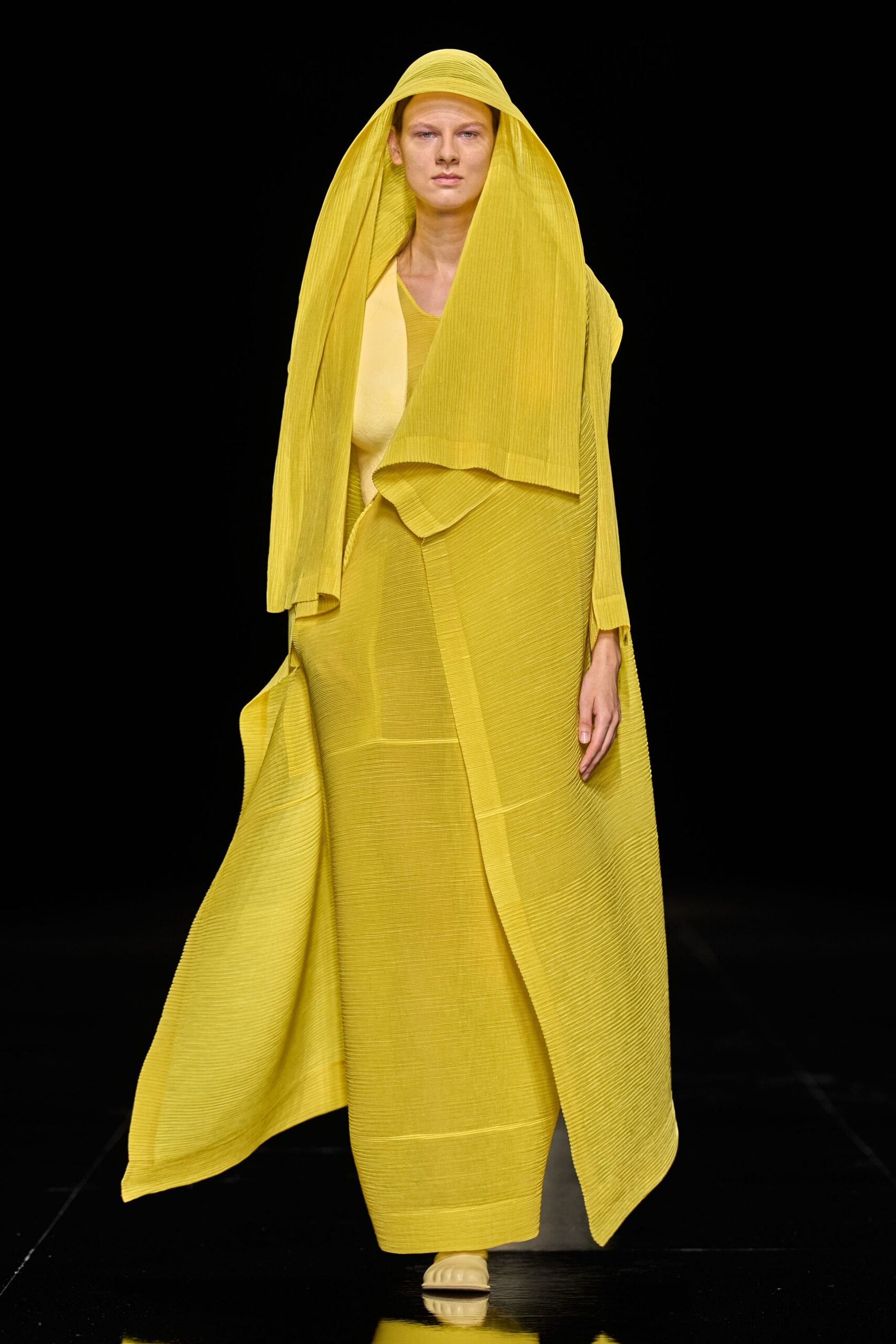 issey-miyake-spring-2027-ready-to-wear-look-43-scaled.jpg