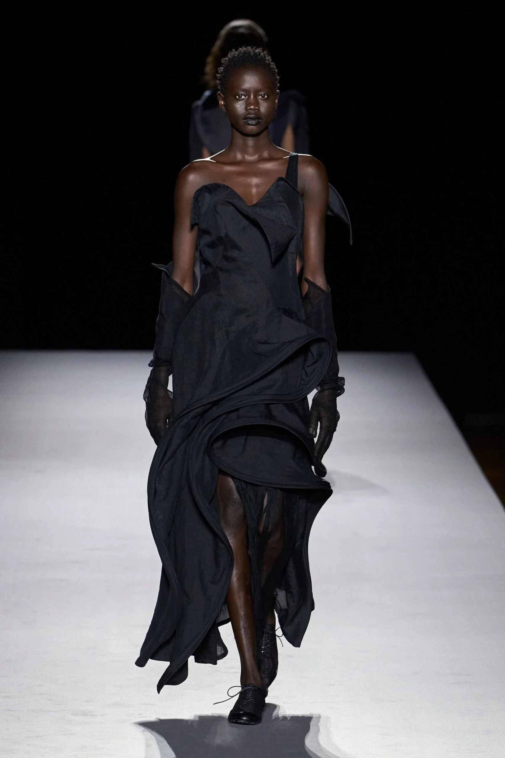 yohji-yamamoto-spring-2027-ready-to-wear-look-02-scaled.jpg