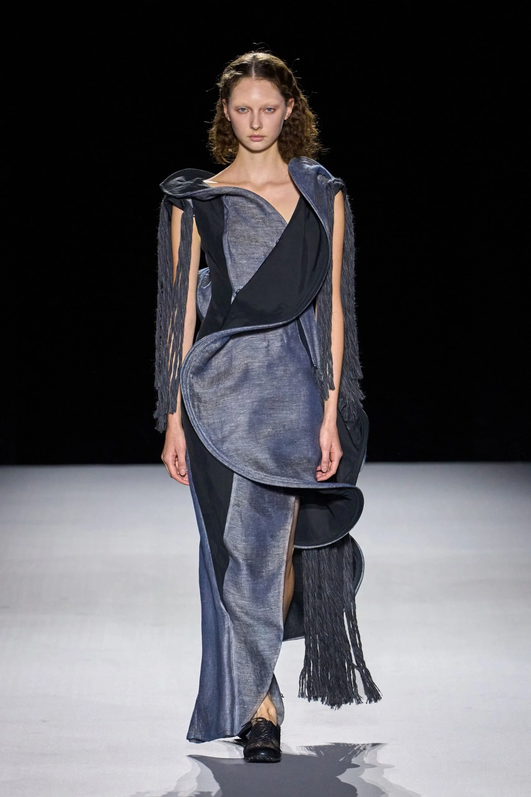 yohji-yamamoto-spring-2027-ready-to-wear-look-01-scaled.jpg