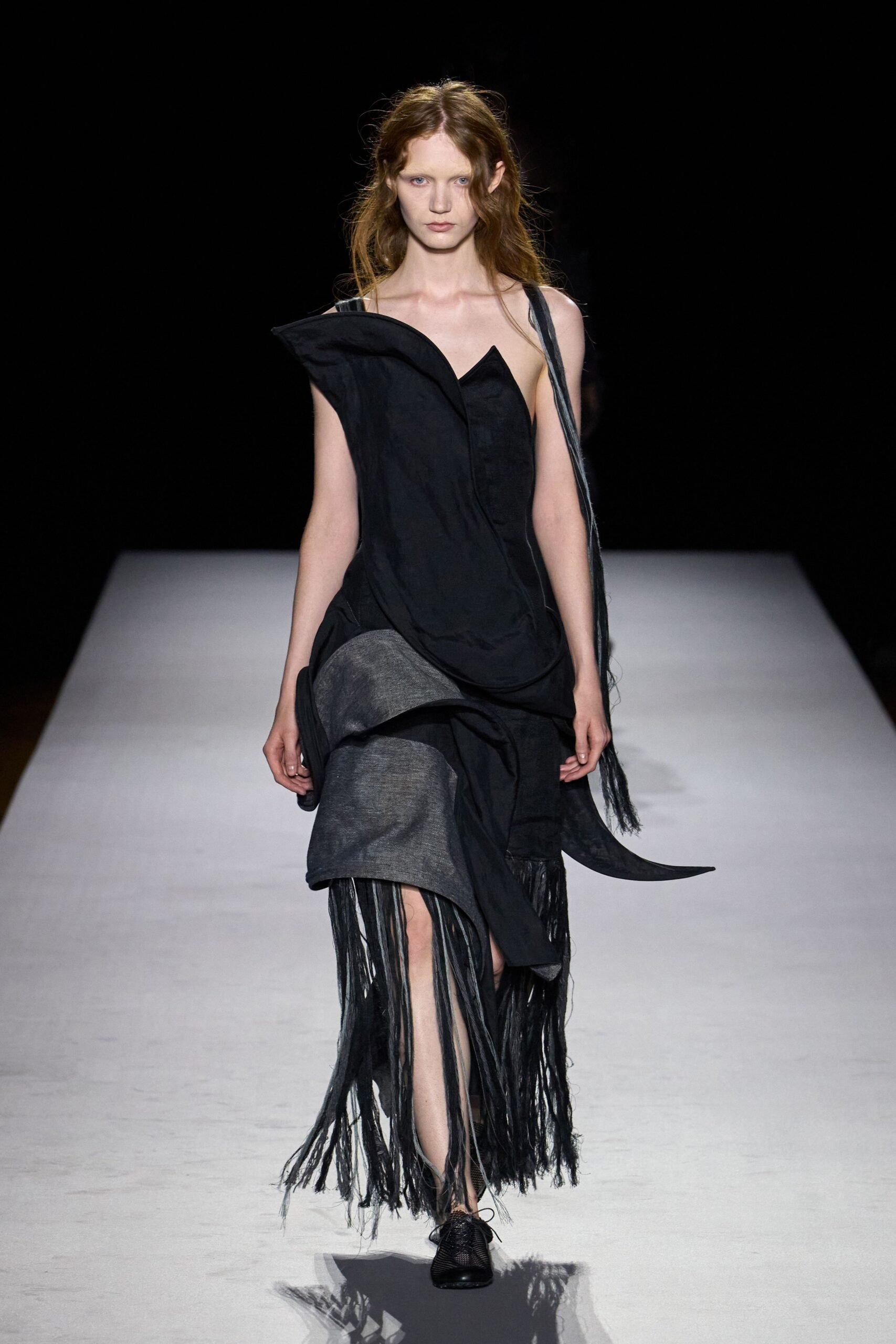 yohji-yamamoto-spring-2027-ready-to-wear-look-03-scaled.jpg