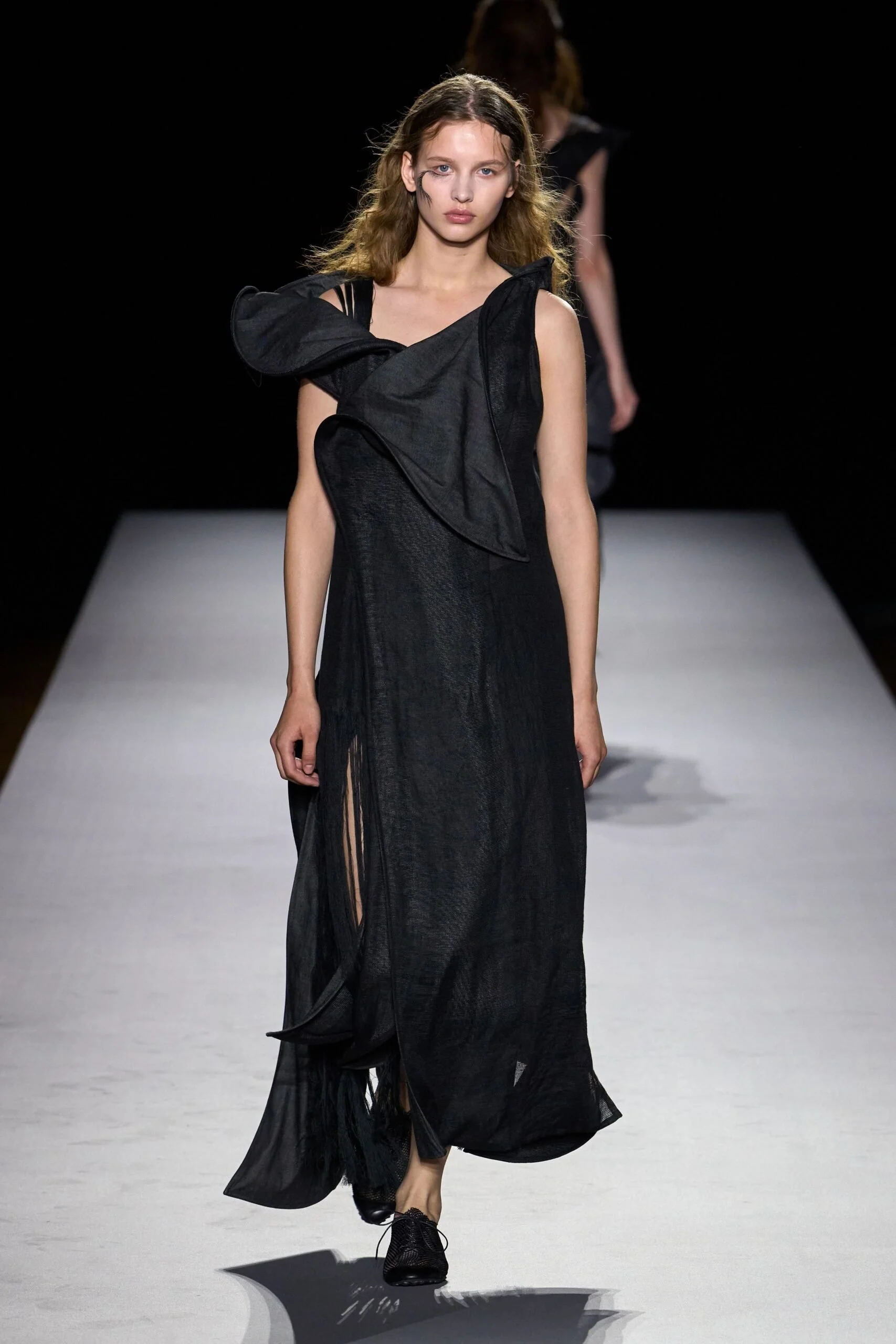 yohji-yamamoto-spring-2027-ready-to-wear-look-04-scaled.jpg