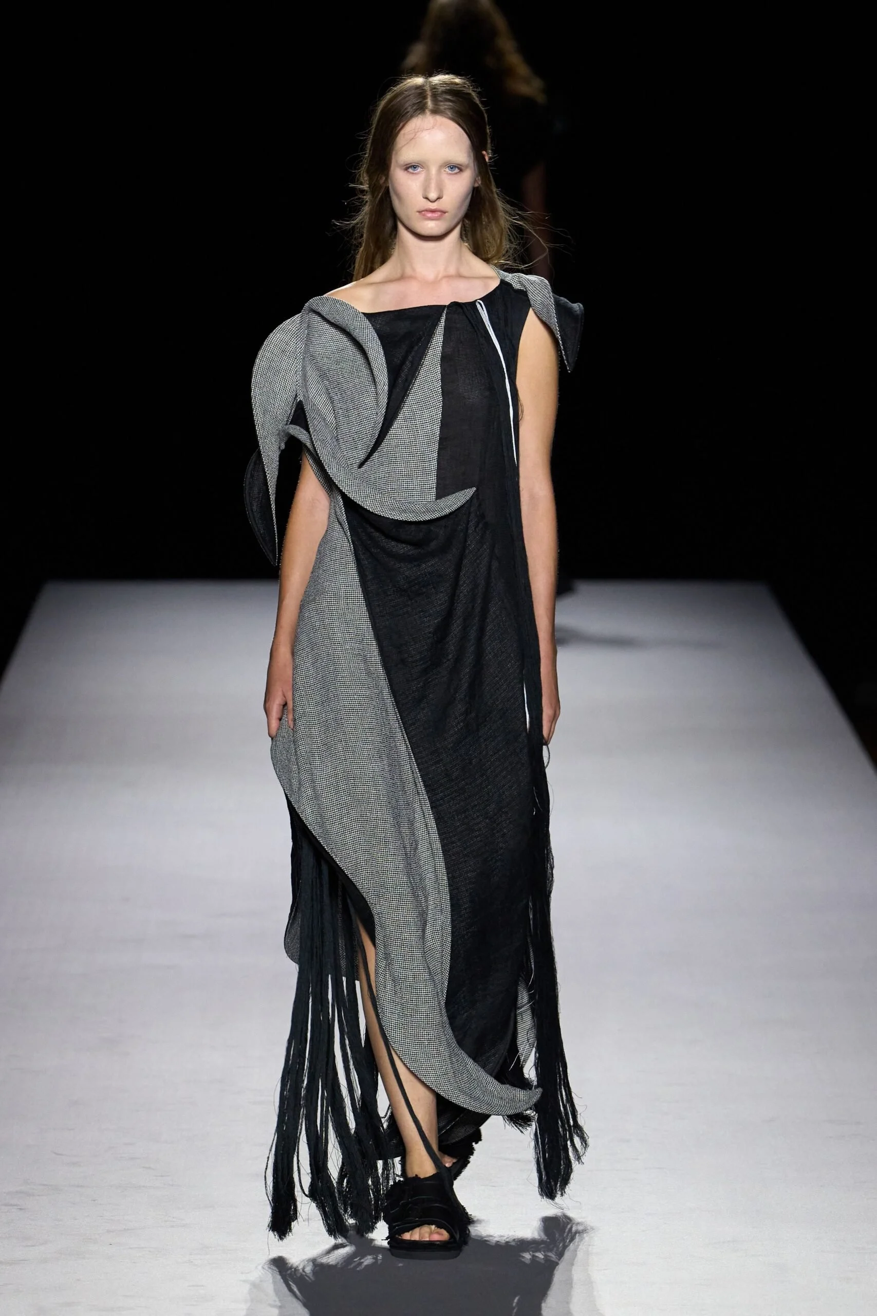 yohji-yamamoto-spring-2027-ready-to-wear-look-05-scaled.jpg