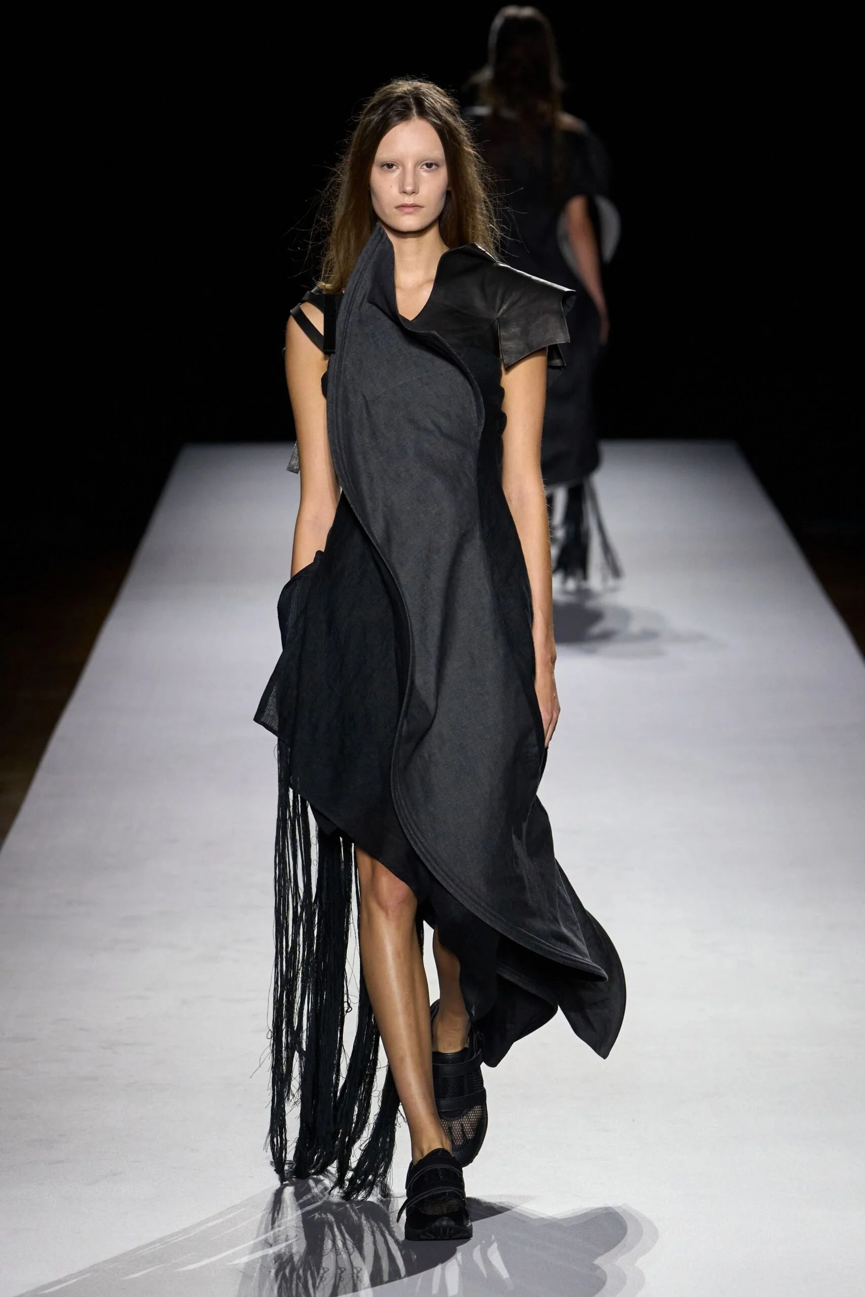 yohji-yamamoto-spring-2027-ready-to-wear-look-06-scaled.jpg