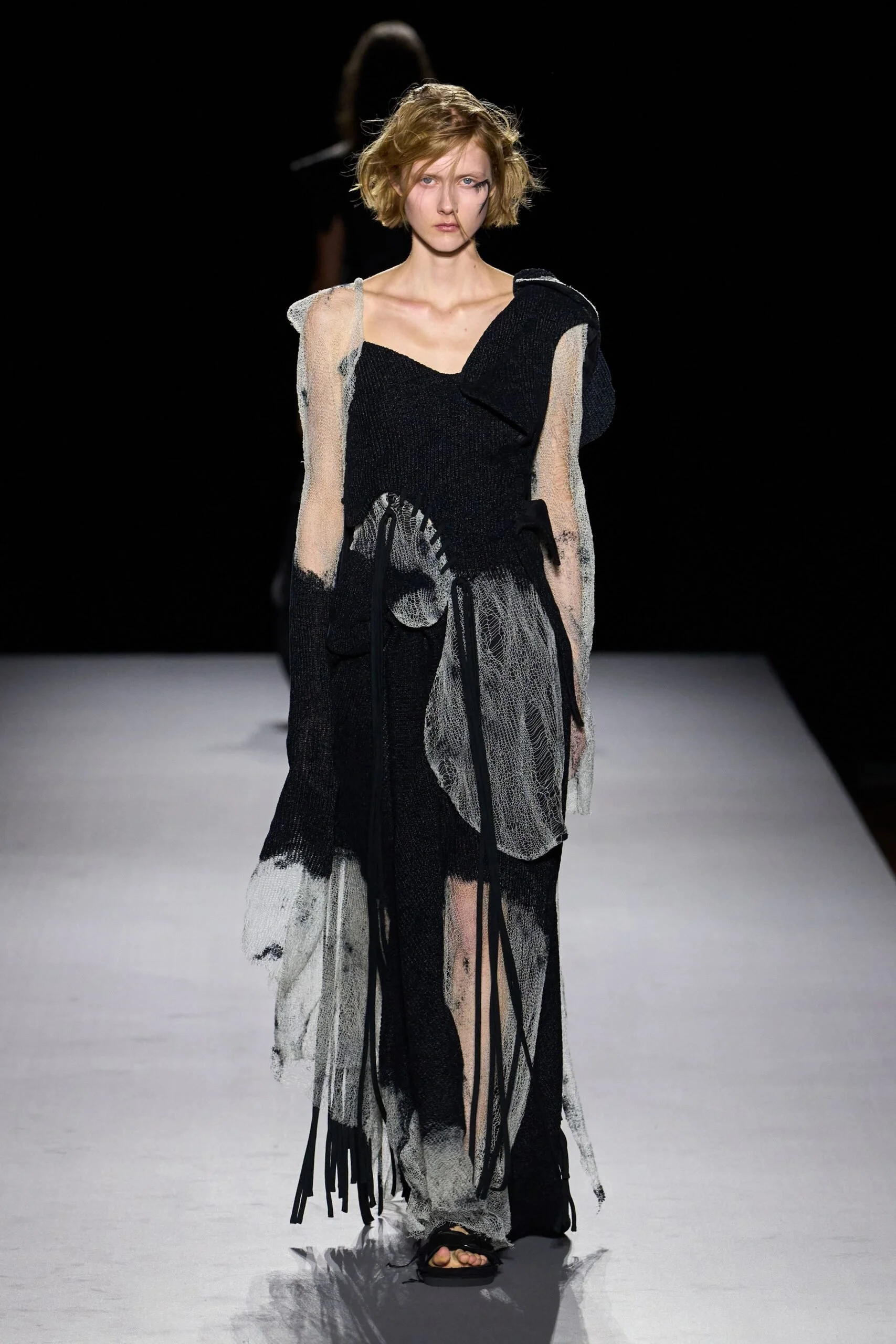 yohji-yamamoto-spring-2027-ready-to-wear-look-07-scaled.jpg