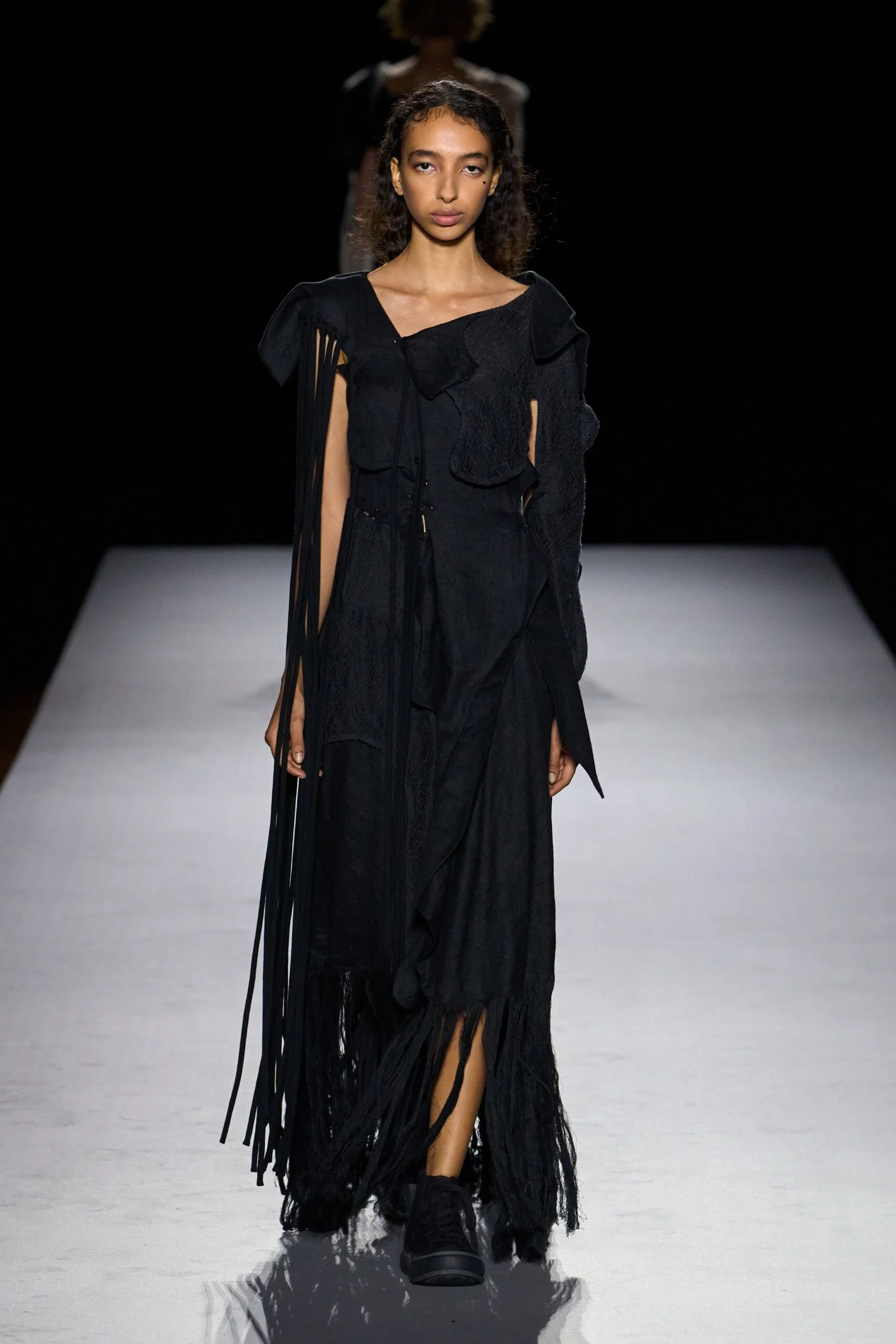 yohji-yamamoto-spring-2027-ready-to-wear-look-08-scaled.jpg