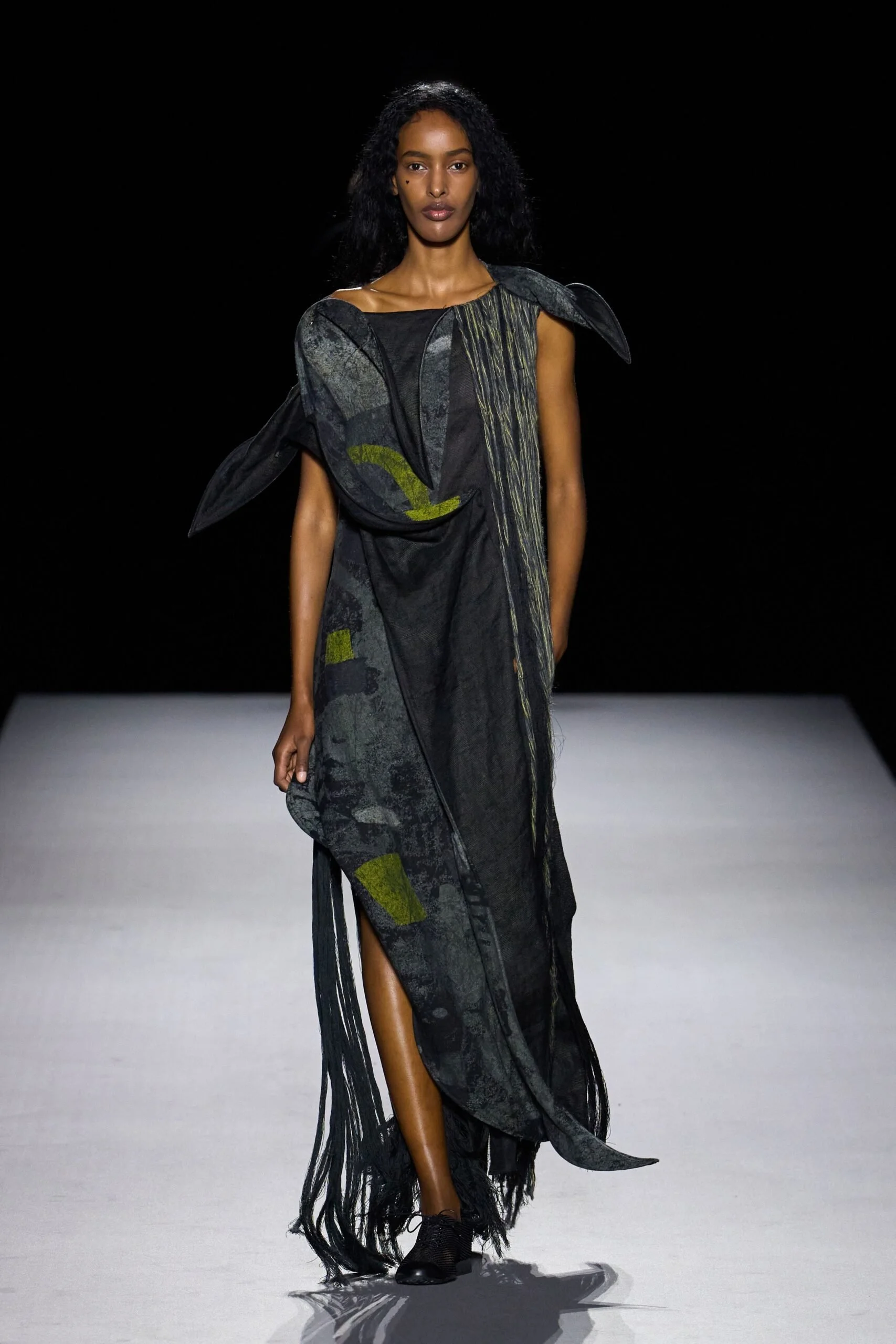 yohji-yamamoto-spring-2027-ready-to-wear-look-16-scaled.jpg