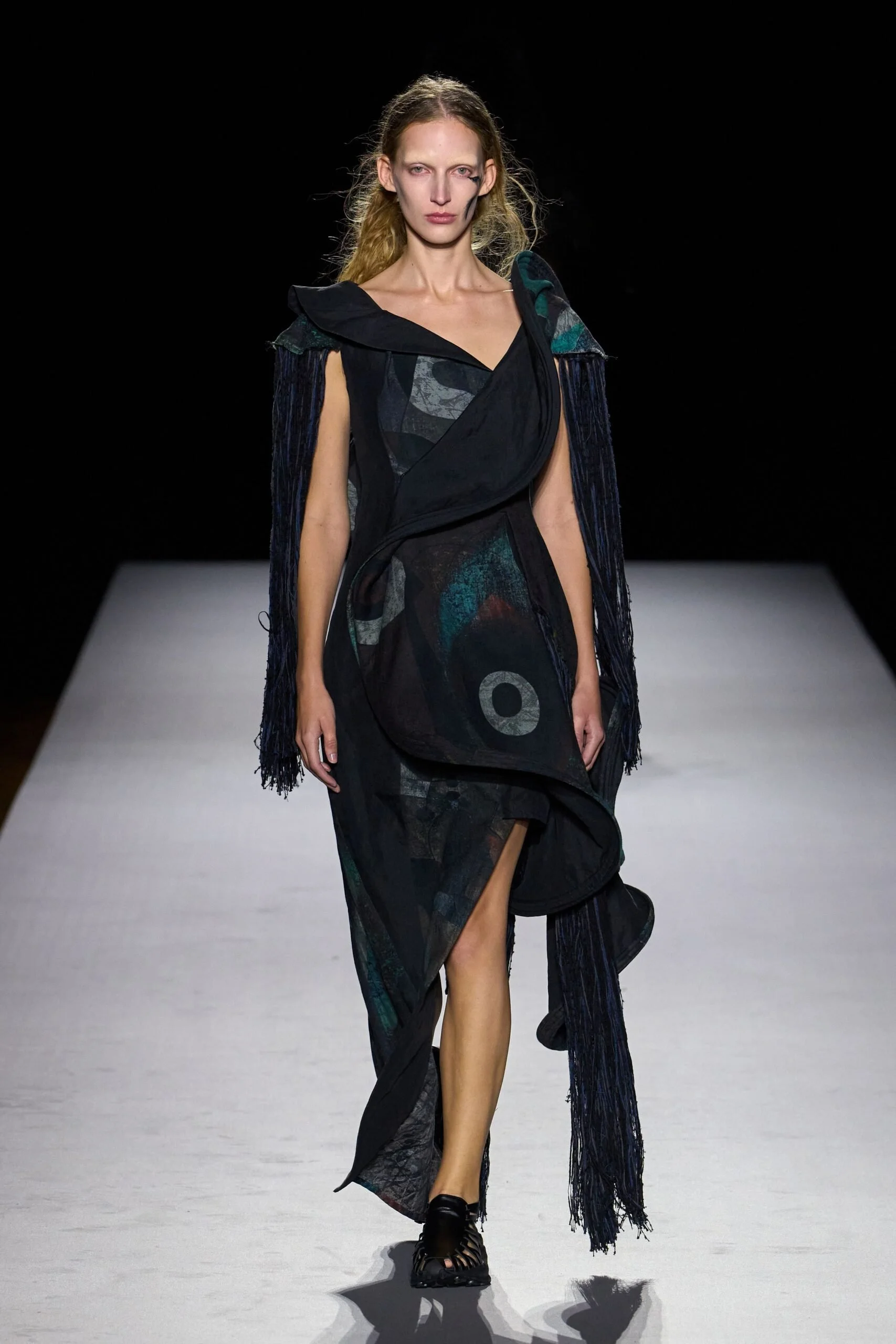 yohji-yamamoto-spring-2027-ready-to-wear-look-17-scaled.jpg