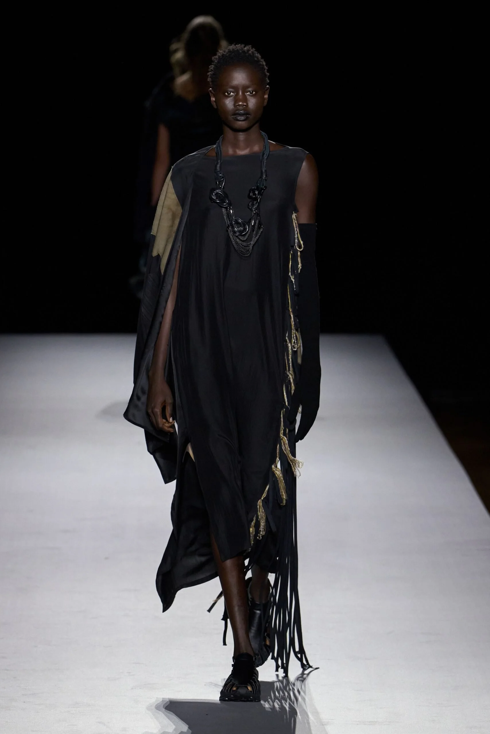 yohji-yamamoto-spring-2027-ready-to-wear-look-18-scaled.jpg