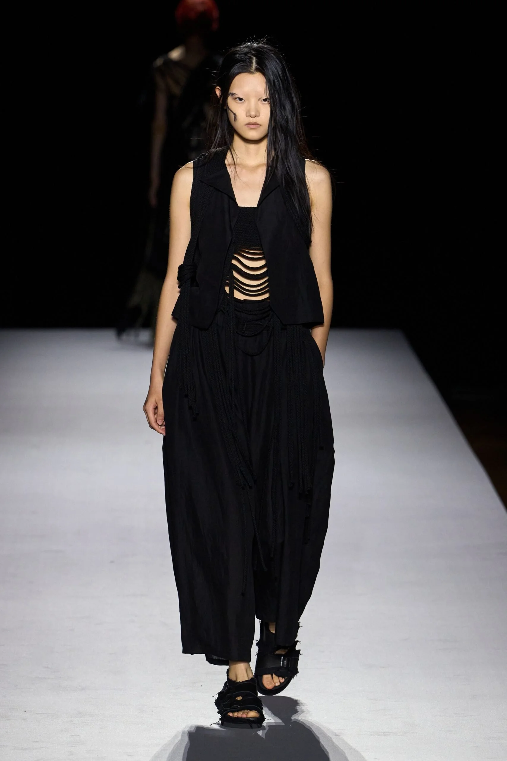 yohji-yamamoto-spring-2027-ready-to-wear-look-20-scaled.jpg