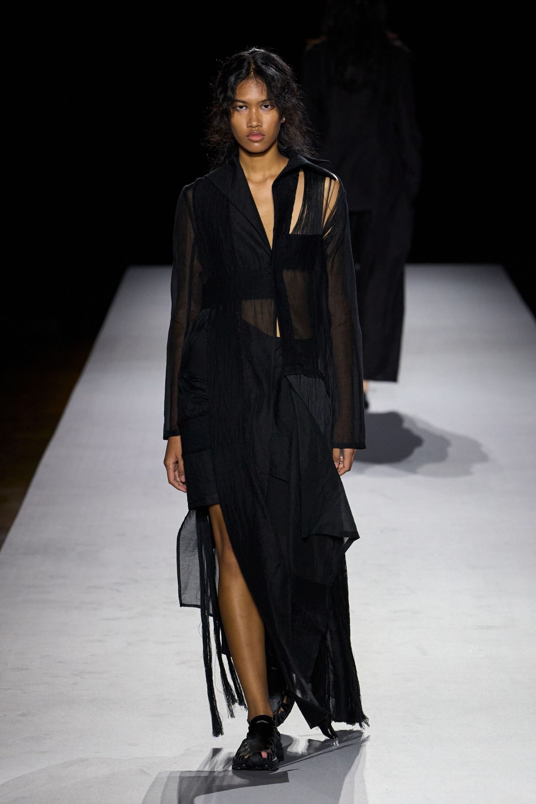 yohji-yamamoto-spring-2027-ready-to-wear-look-22-scaled.jpg