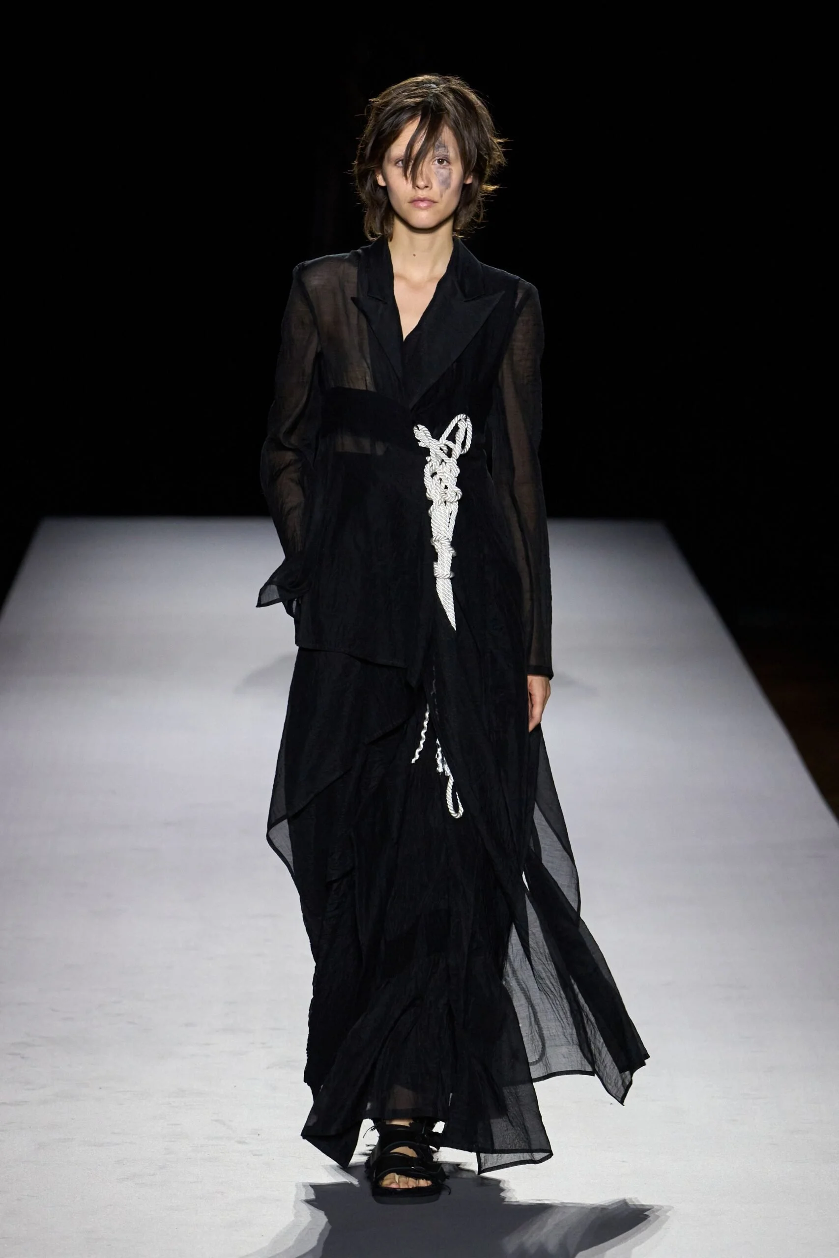 yohji-yamamoto-spring-2027-ready-to-wear-look-24-scaled.jpg