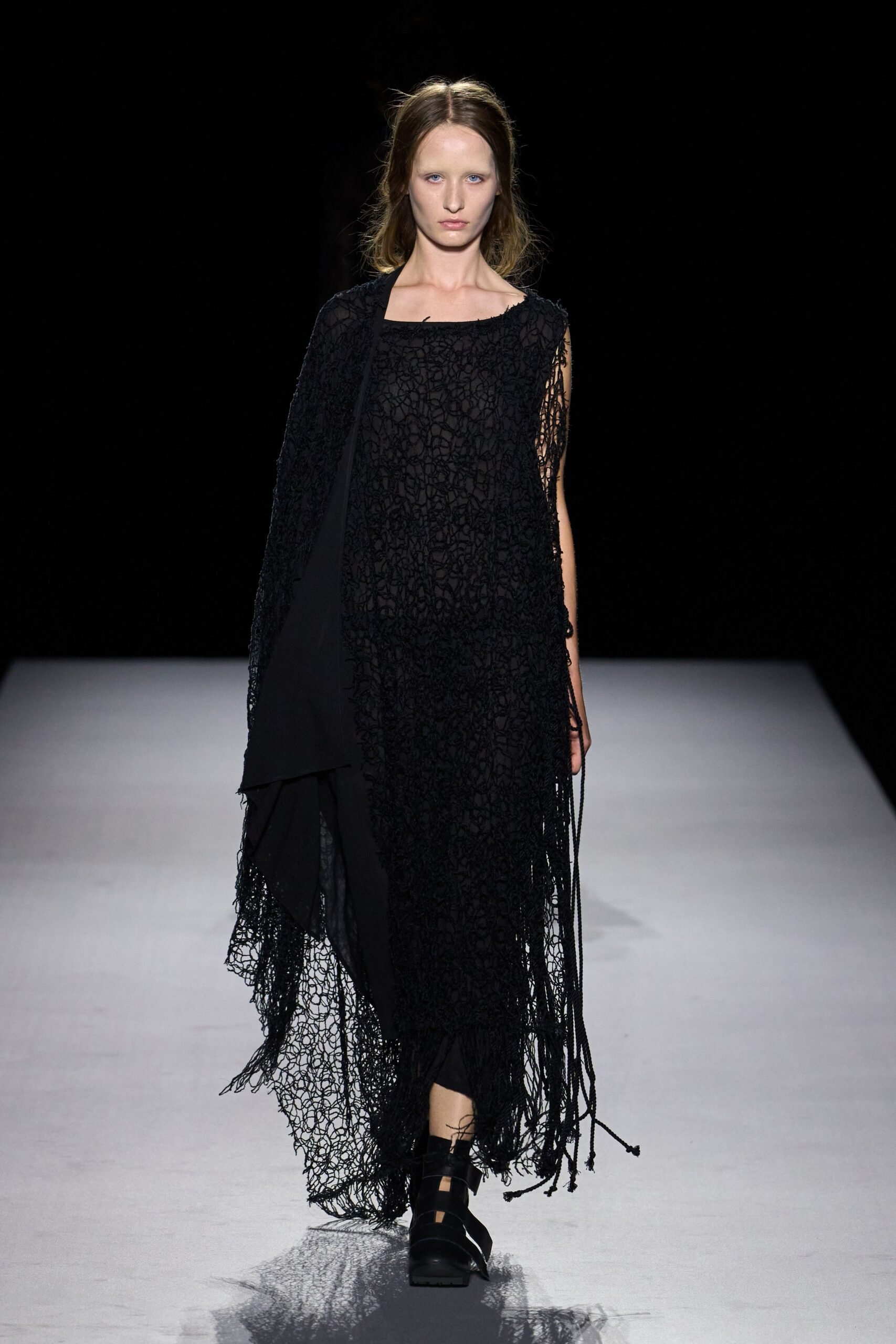 yohji-yamamoto-spring-2027-ready-to-wear-look-25-scaled.jpg