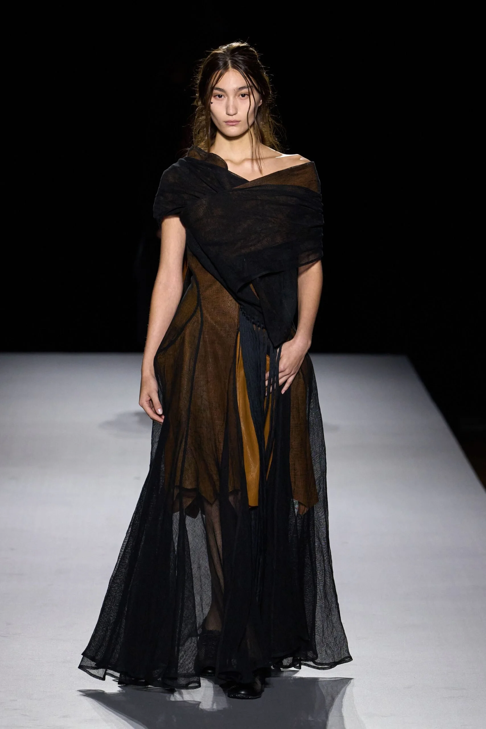 yohji-yamamoto-spring-2027-ready-to-wear-look-27-scaled.jpg