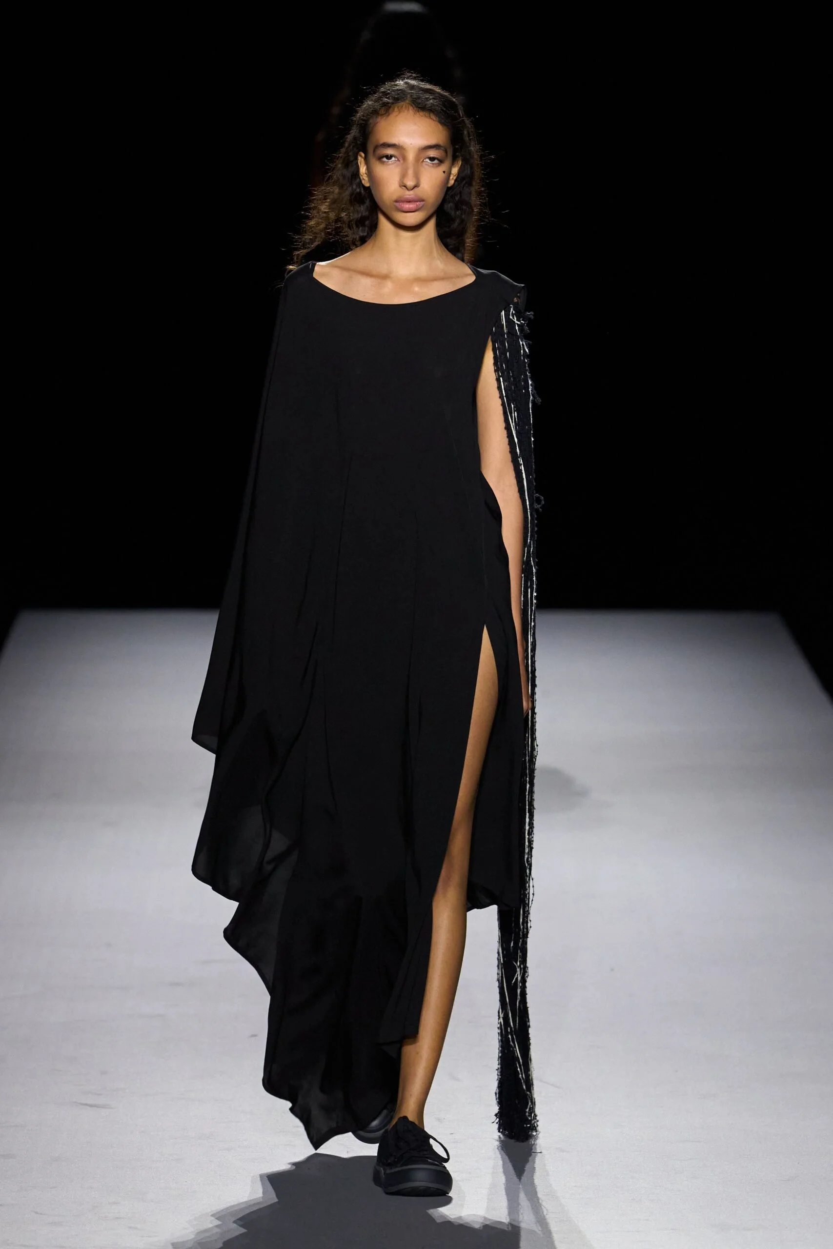 yohji-yamamoto-spring-2027-ready-to-wear-look-31-scaled.jpg