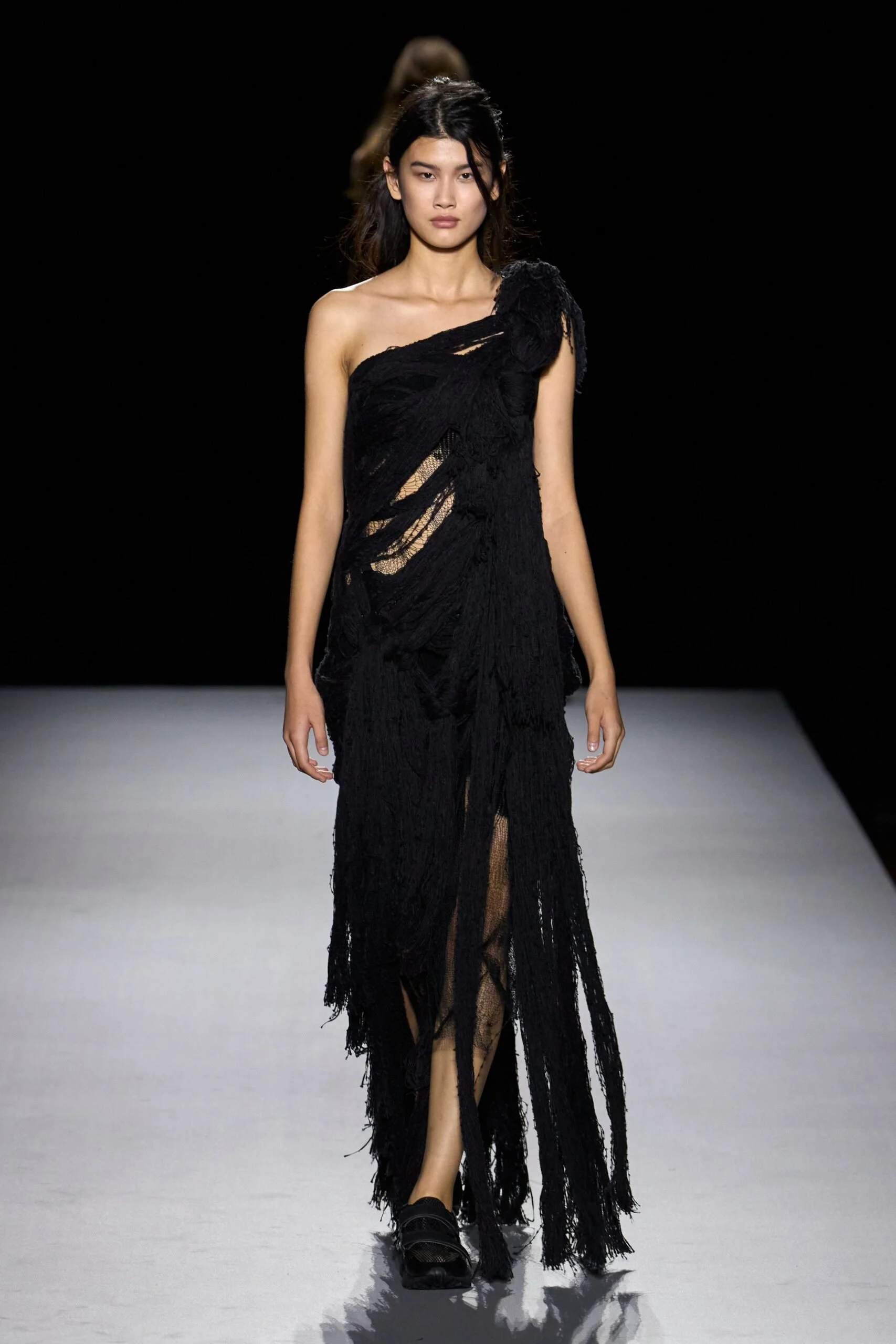 yohji-yamamoto-spring-2027-ready-to-wear-look-33-scaled.jpg