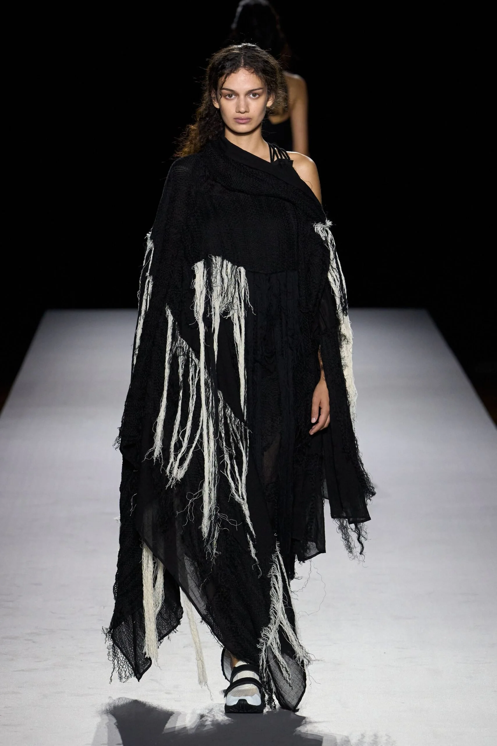 yohji-yamamoto-spring-2027-ready-to-wear-look-34-scaled.jpg