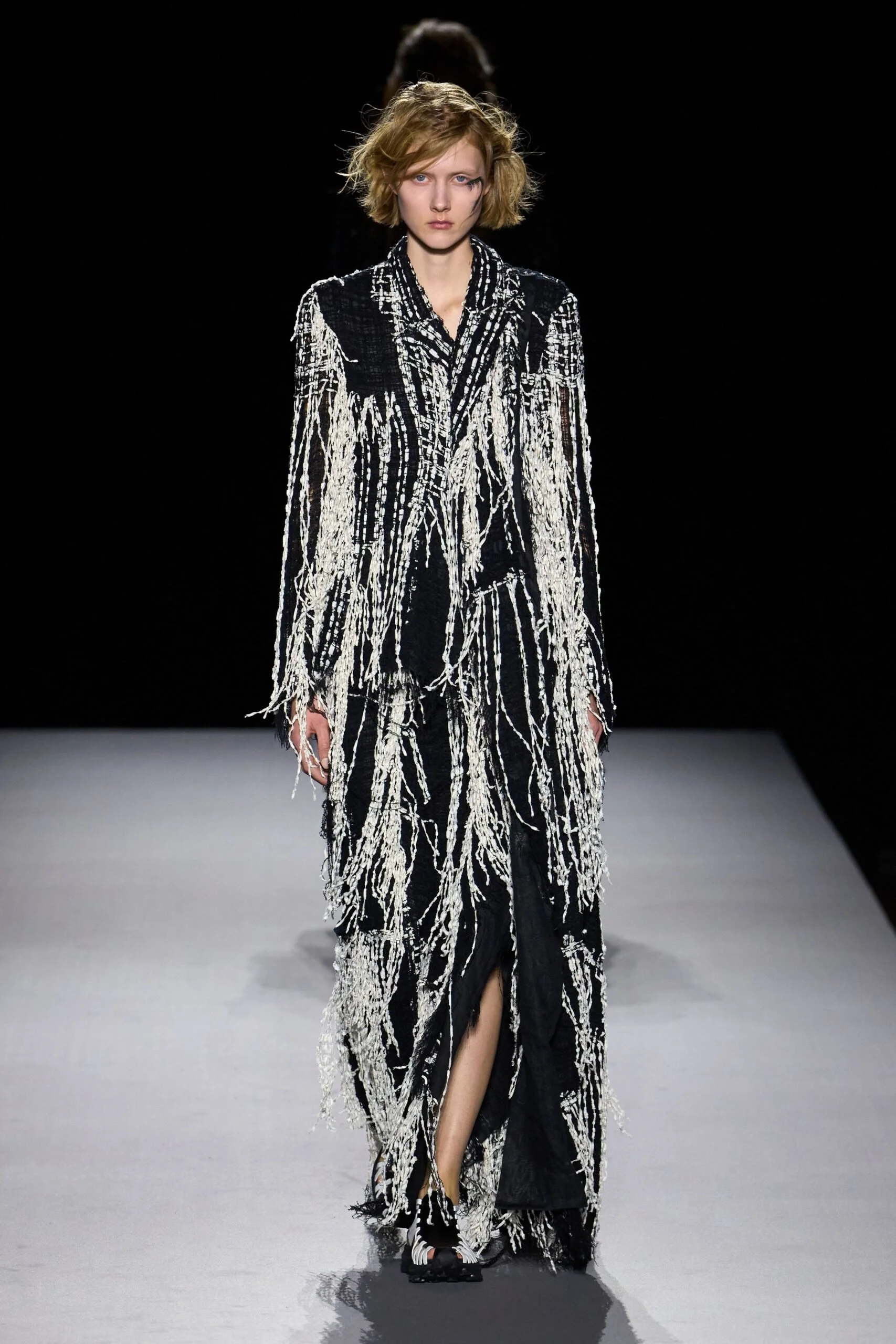yohji-yamamoto-spring-2027-ready-to-wear-look-36-scaled.jpg