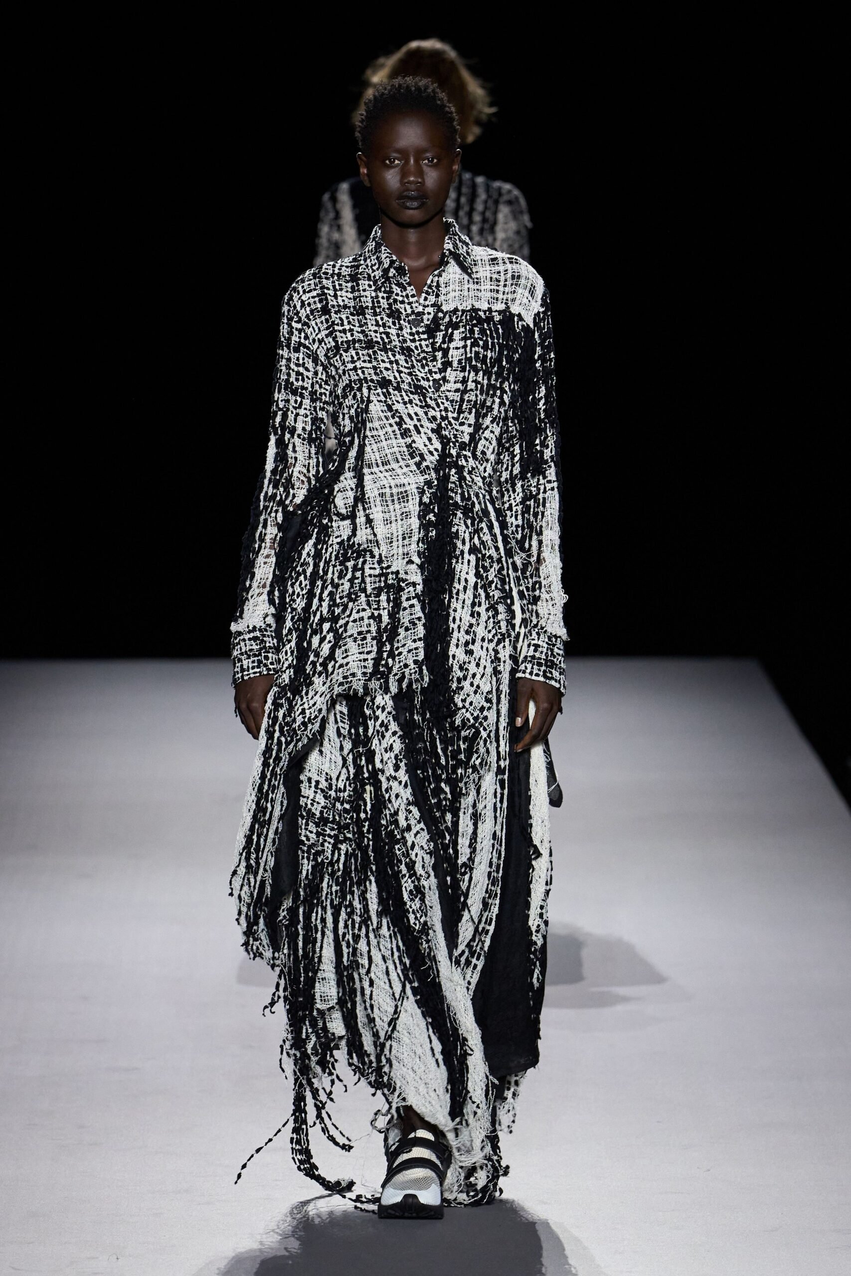 yohji-yamamoto-spring-2027-ready-to-wear-look-37-scaled.jpg