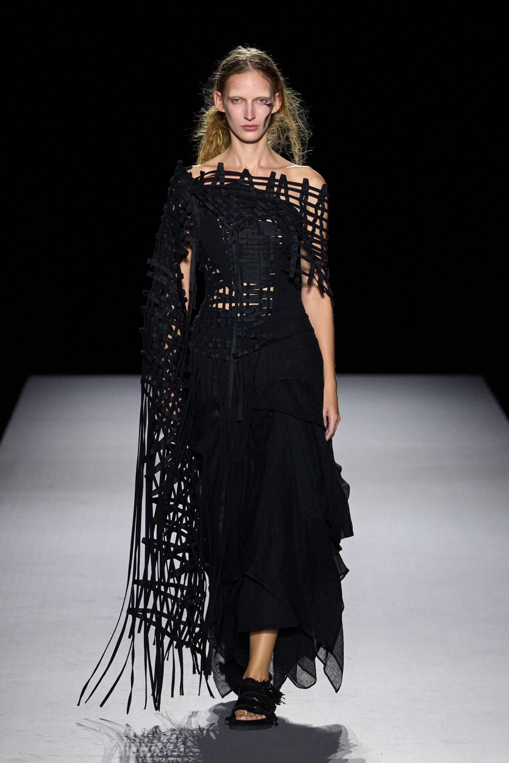 yohji-yamamoto-spring-2027-ready-to-wear-look-40-scaled.jpg
