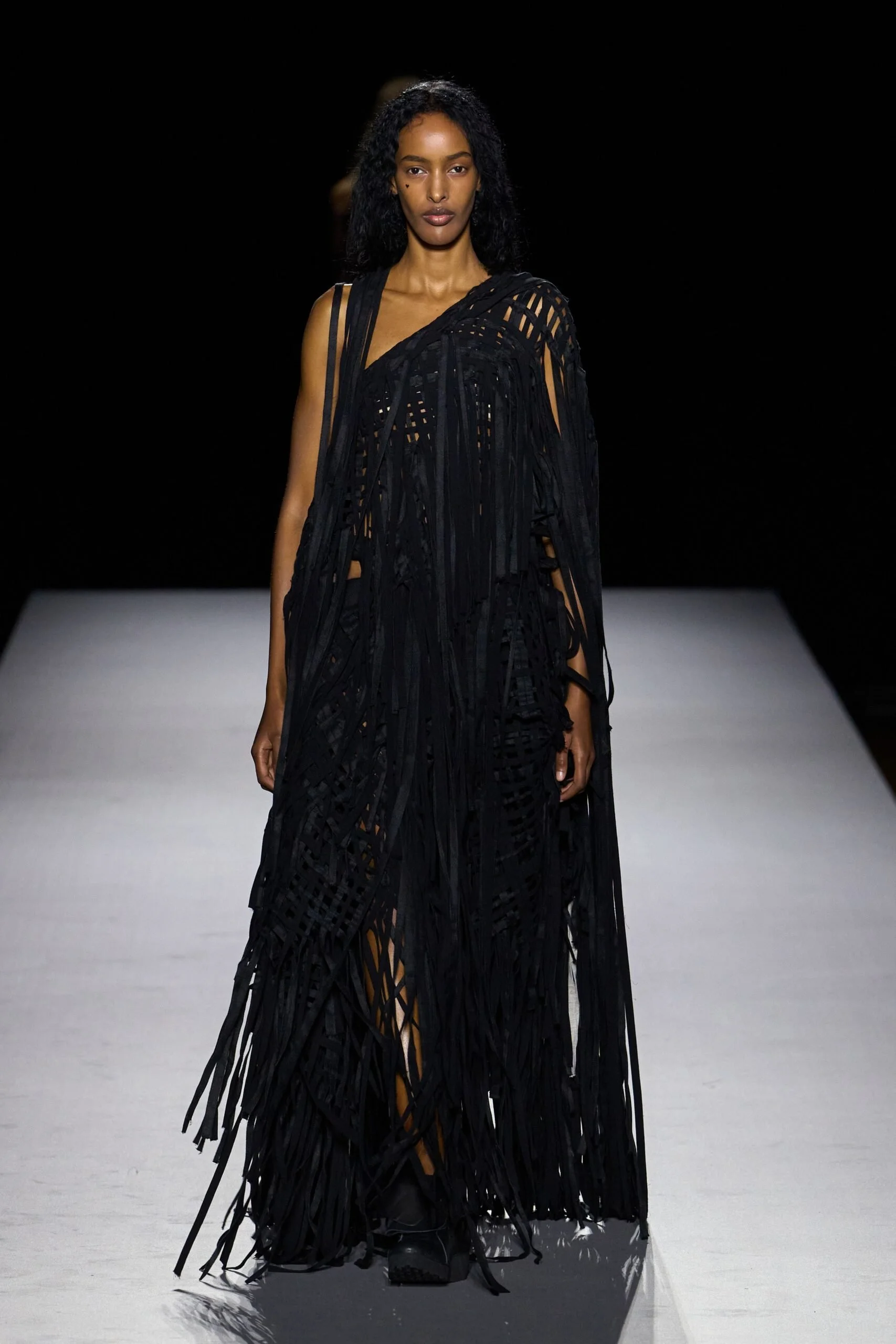 yohji-yamamoto-spring-2027-ready-to-wear-look-41-scaled.jpg