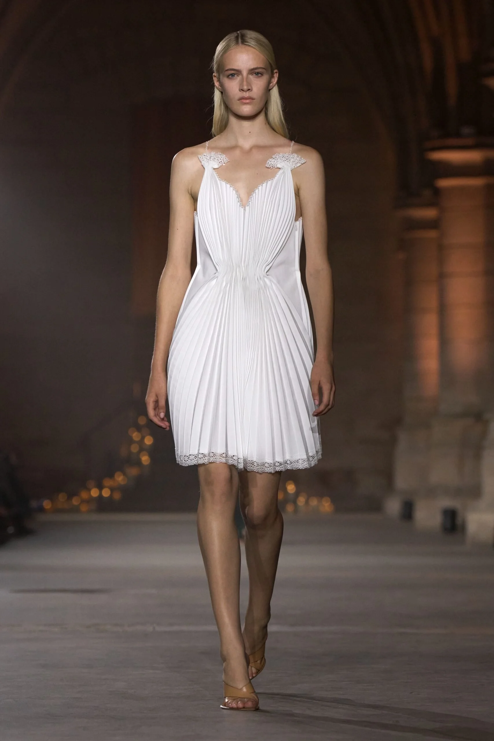 victoria-beckham-spring-2027-ready-to-wear-look-35-scaled.jpg