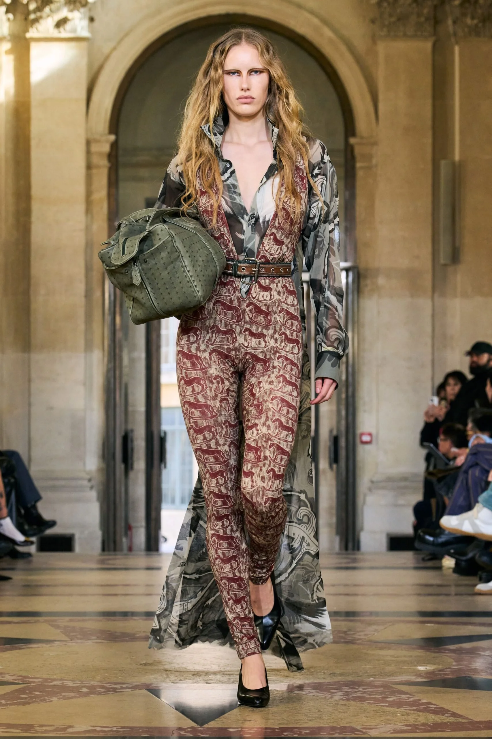 4JbdBoXz-00009-andreas-kronthaler-for-vivienne-westwood-spring-2026-ready-to-wear-credit-gorunway-scaled.jpg