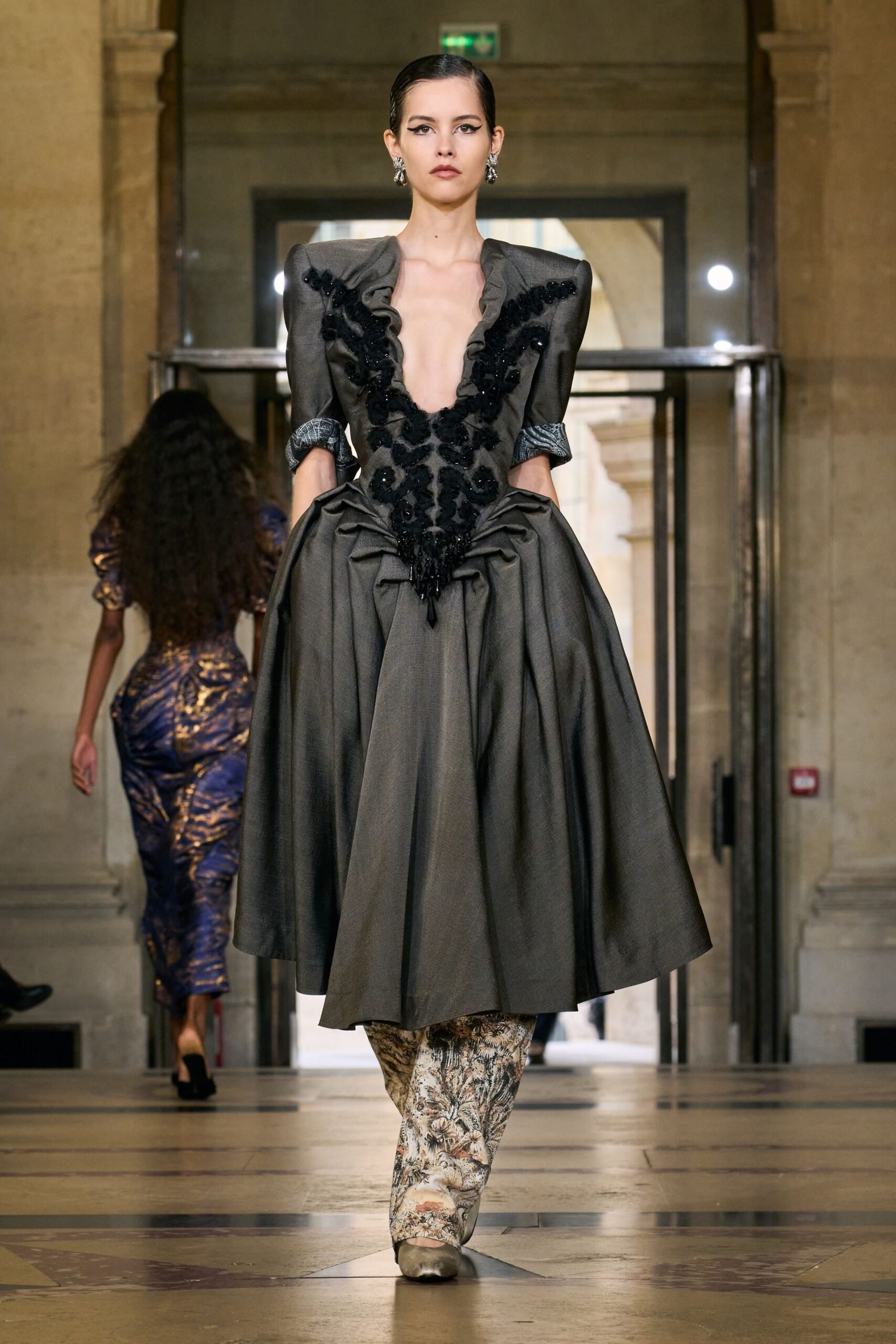 e1n5gUNO-00034-andreas-kronthaler-for-vivienne-westwood-spring-2026-ready-to-wear-credit-gorunway-scaled.jpg