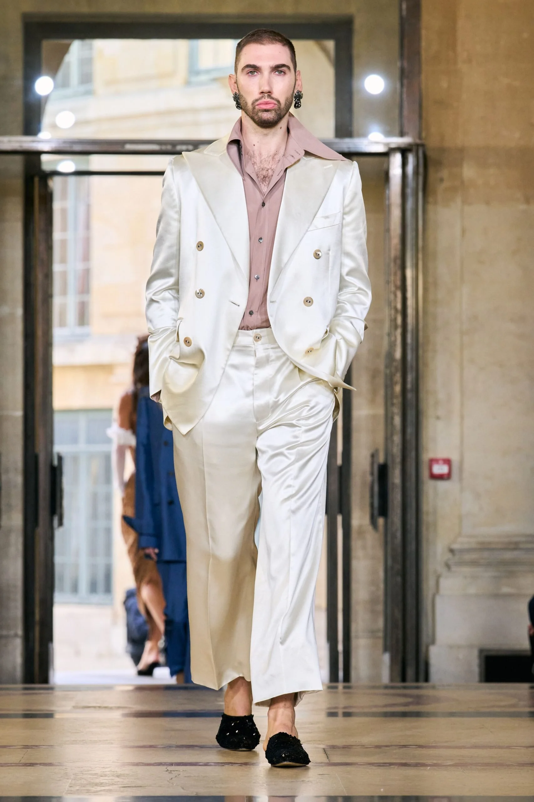 OD3SDgV7-00011-andreas-kronthaler-for-vivienne-westwood-spring-2026-ready-to-wear-credit-gorunway-scaled.jpg