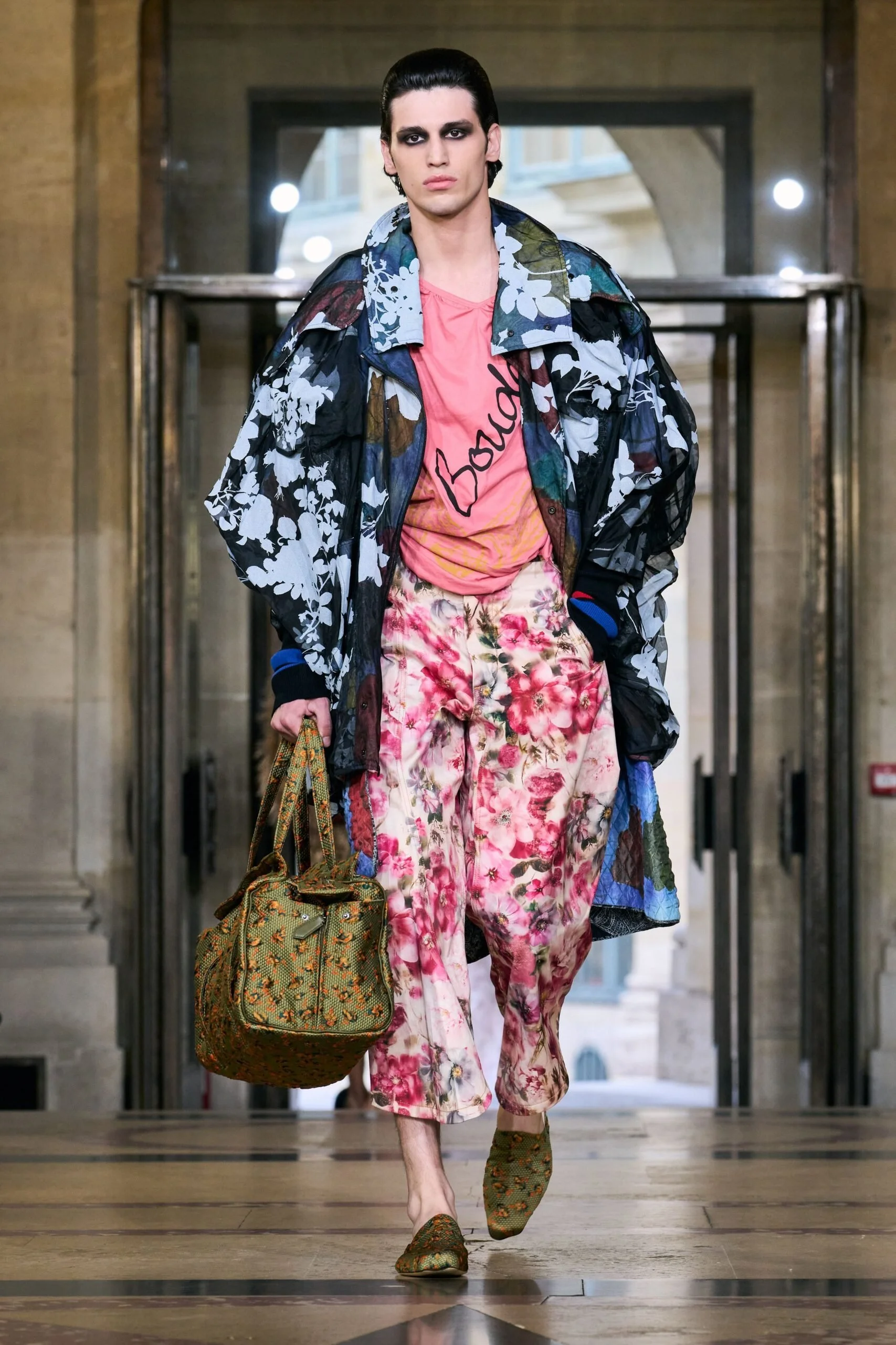 U53jCTk1-00024-andreas-kronthaler-for-vivienne-westwood-spring-2026-ready-to-wear-credit-gorunway-scaled.jpg
