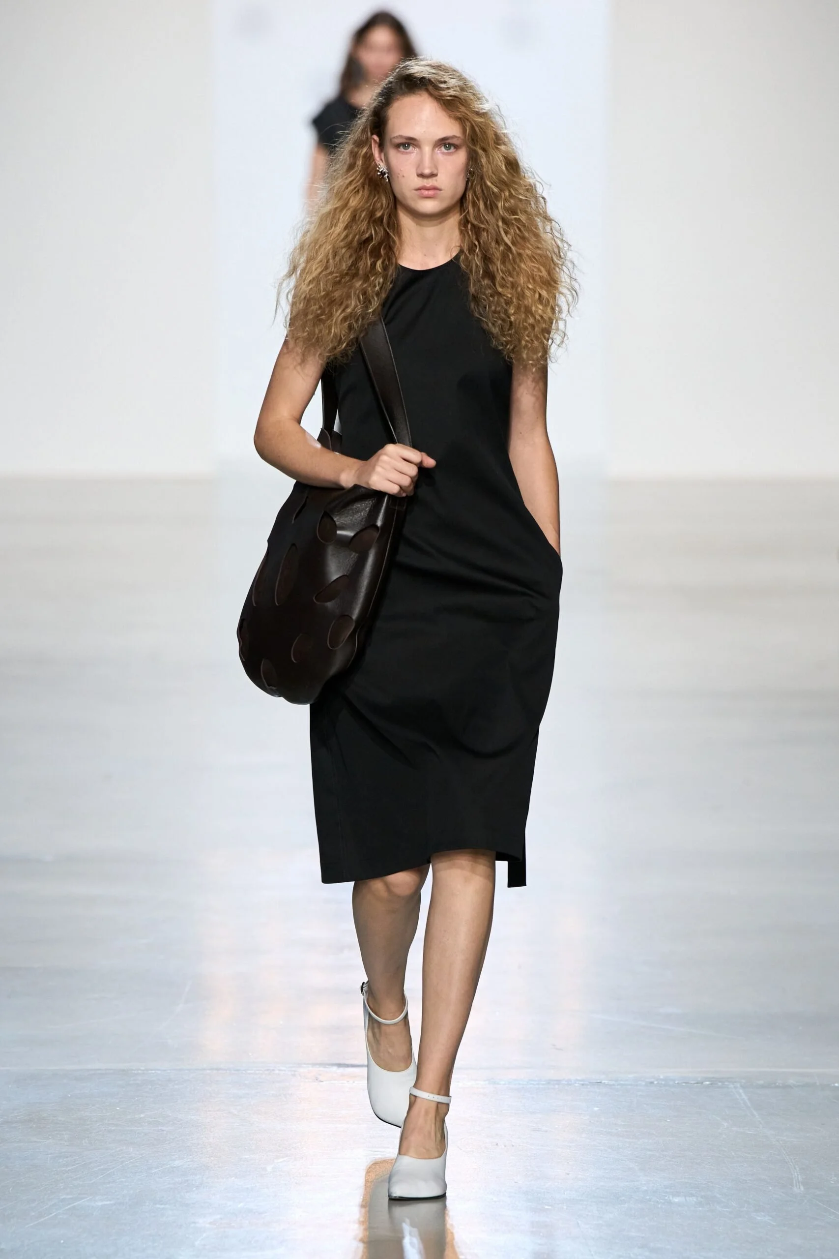 niccolo-pasqualetti-spring-2027-ready-to-wear-look-01-scaled.jpg