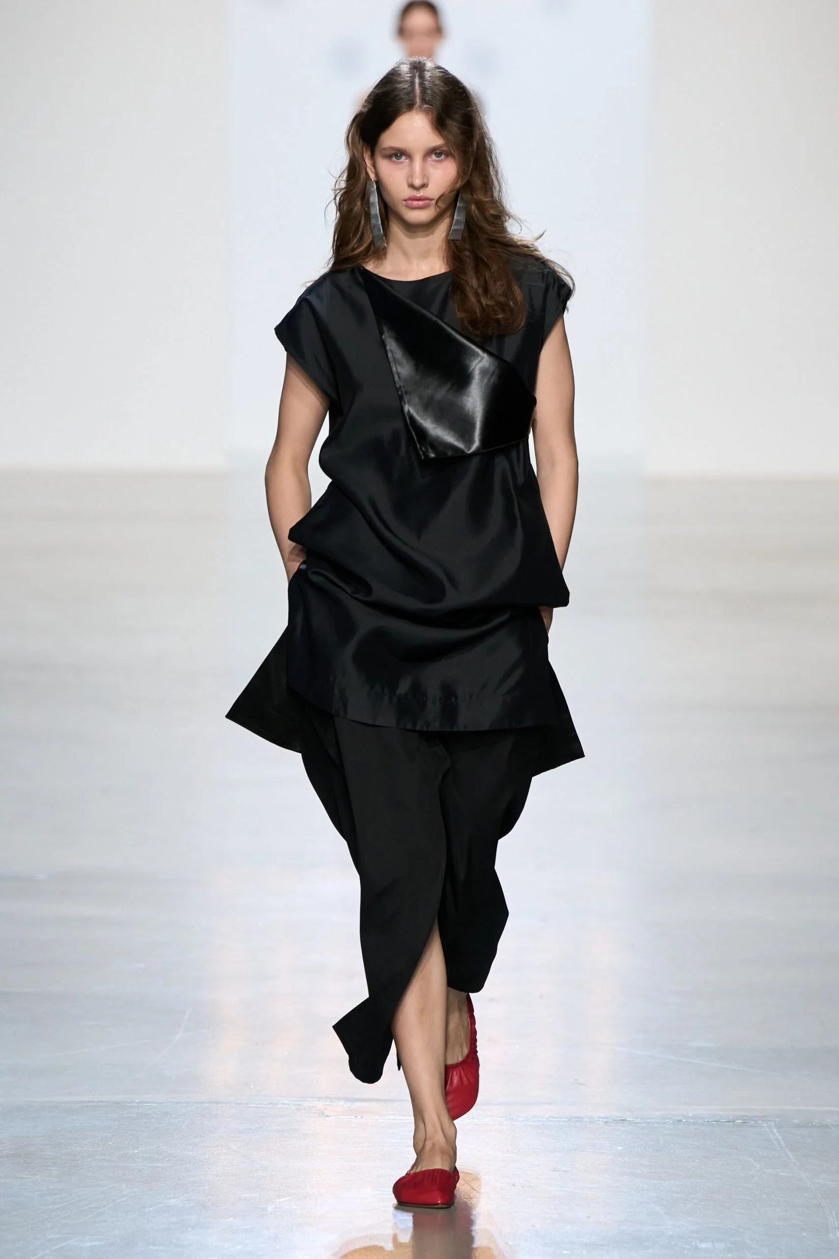 niccolo-pasqualetti-spring-2027-ready-to-wear-look-02-scaled.jpg