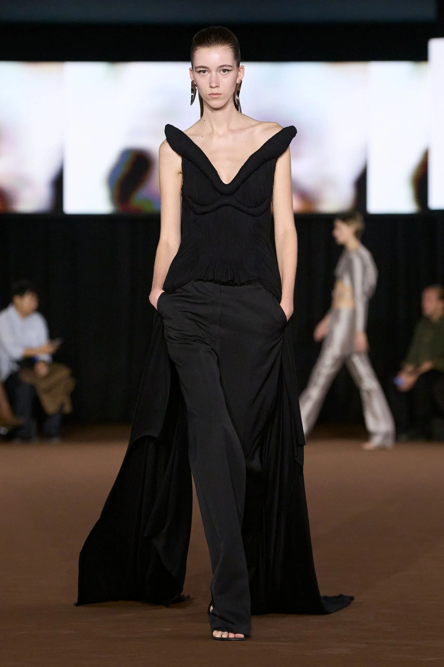 mugler-spring-2027-ready-to-wear-look-06-scaled.jpg
