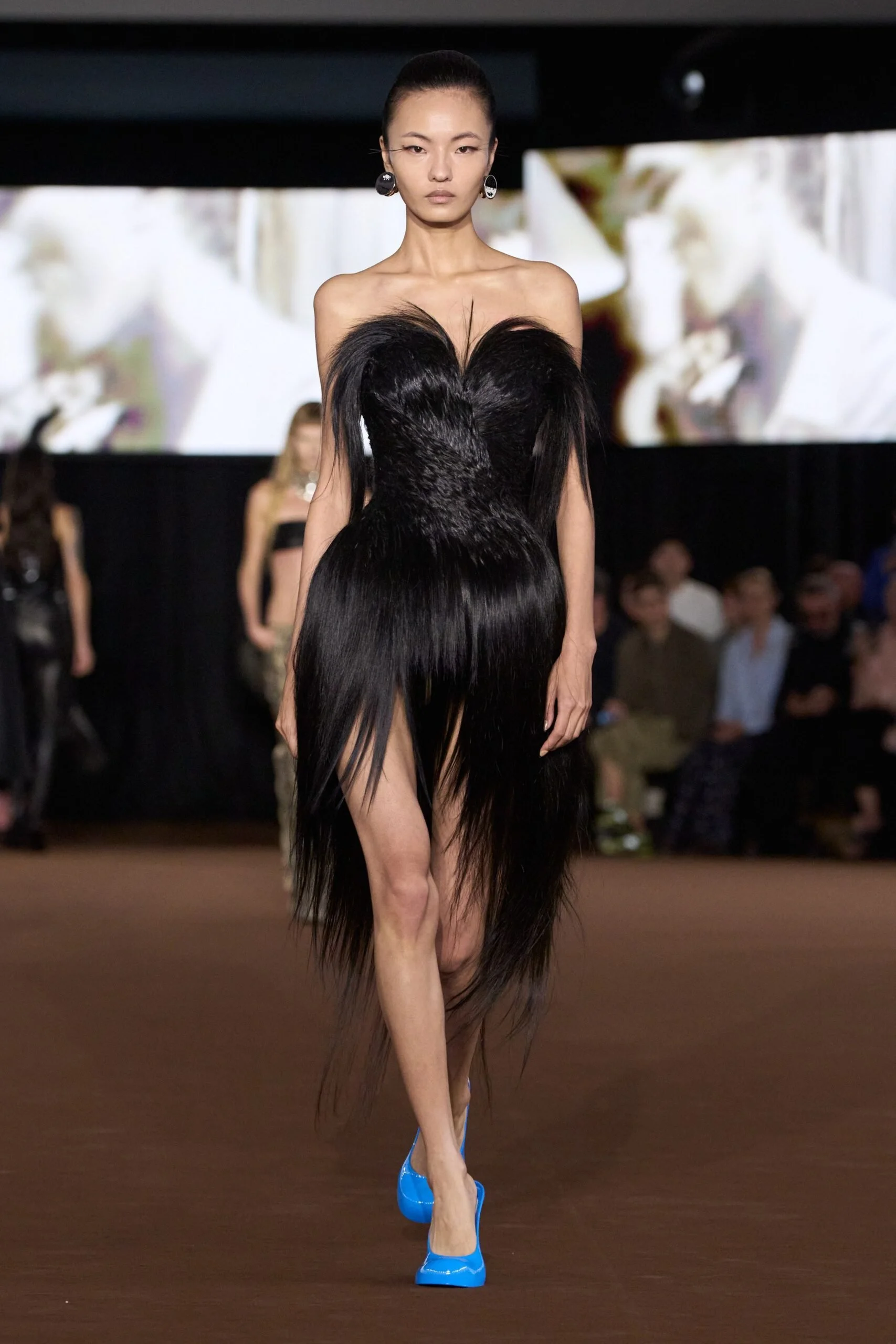 mugler-spring-2027-ready-to-wear-look-34-scaled.jpg