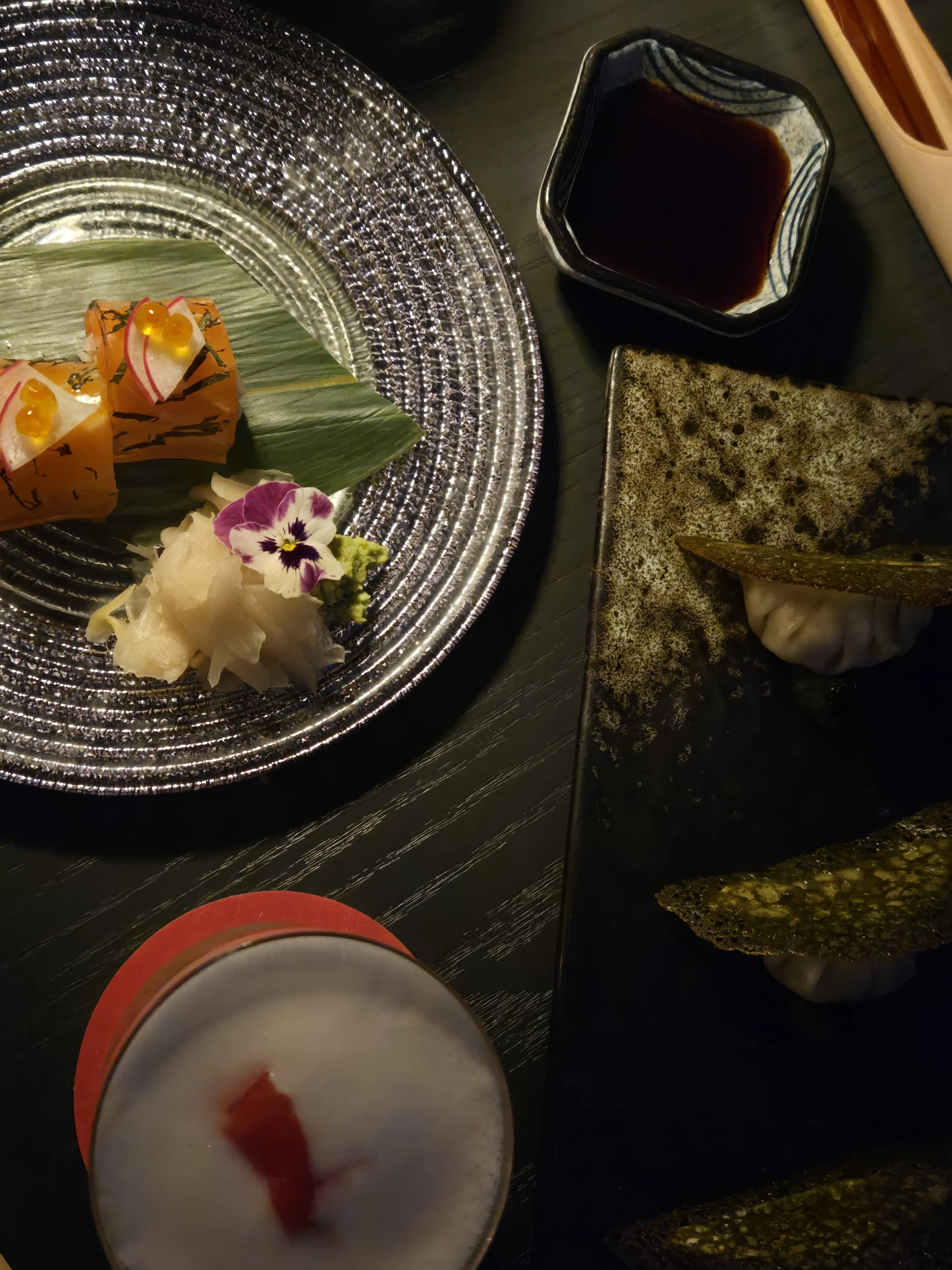 An image of the crystal sushi at Aqua Kyoto Paris, a mix of caviar, salmon, champagne and mint